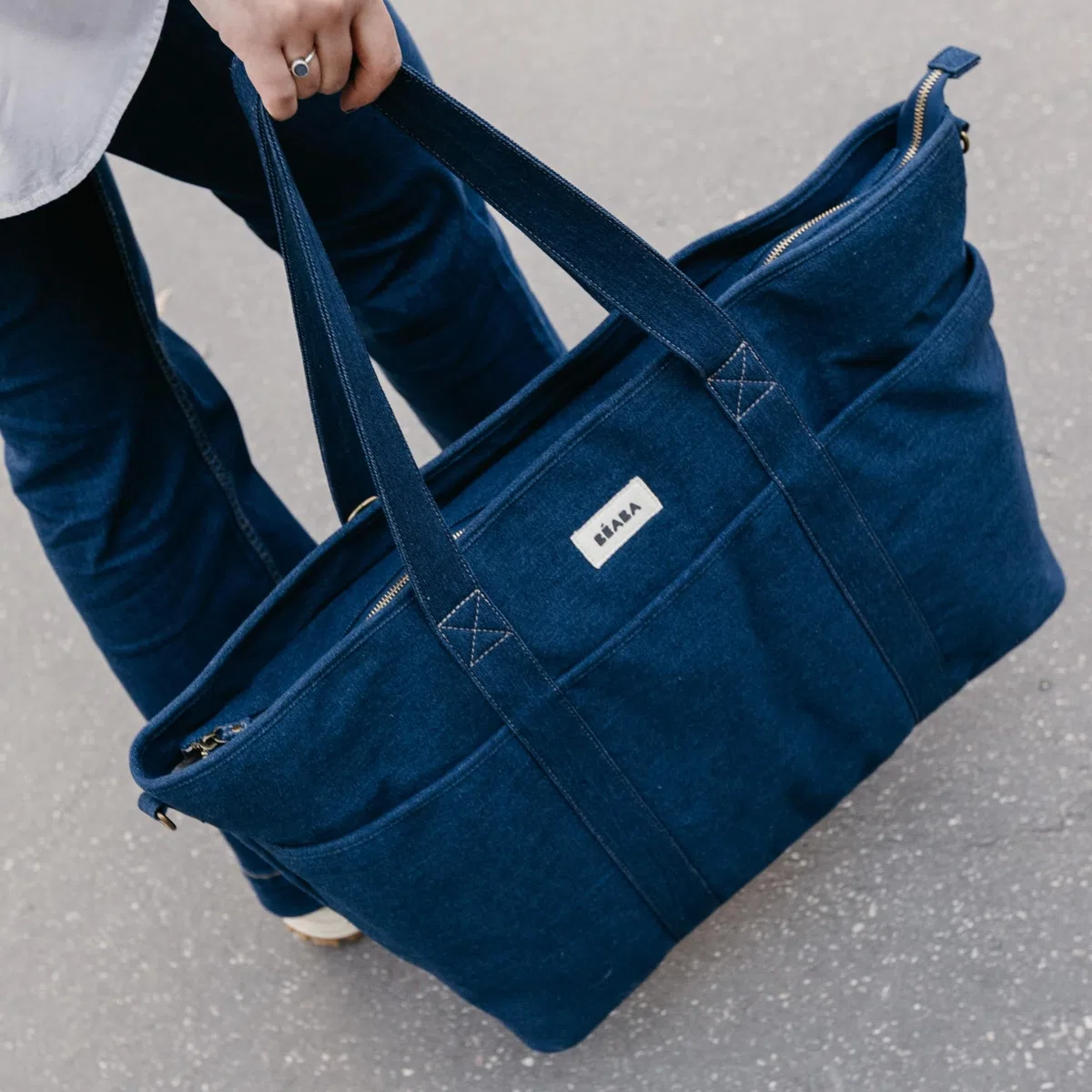 Béaba, Wickeltasche Madrid XXL 44L, großer Tote Bag, Eltern-Wickeltasche mit 11 Fächern, Isoliertasche, integrierte Kinderwagenbefestigung, Wickelunterlage, Denim