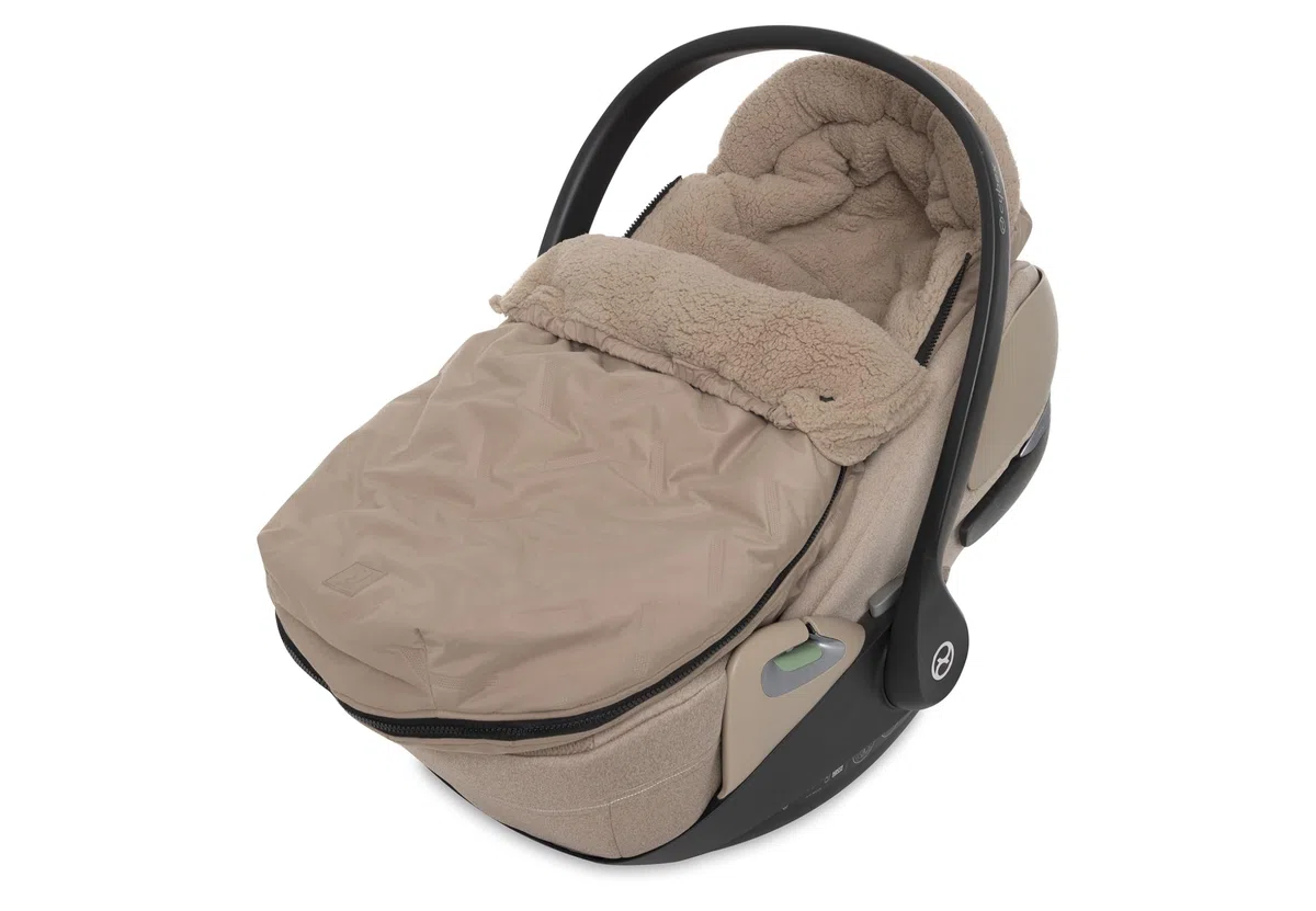 Jollein Fußsack Embossed – Milky Coffee – Für Babyschale Kinderautositz Gruppe 0+ und Kinderwagen – Für 3-Punkt- und 5-Punkt-Gurt – Geprägtes Design und Fleecefutter