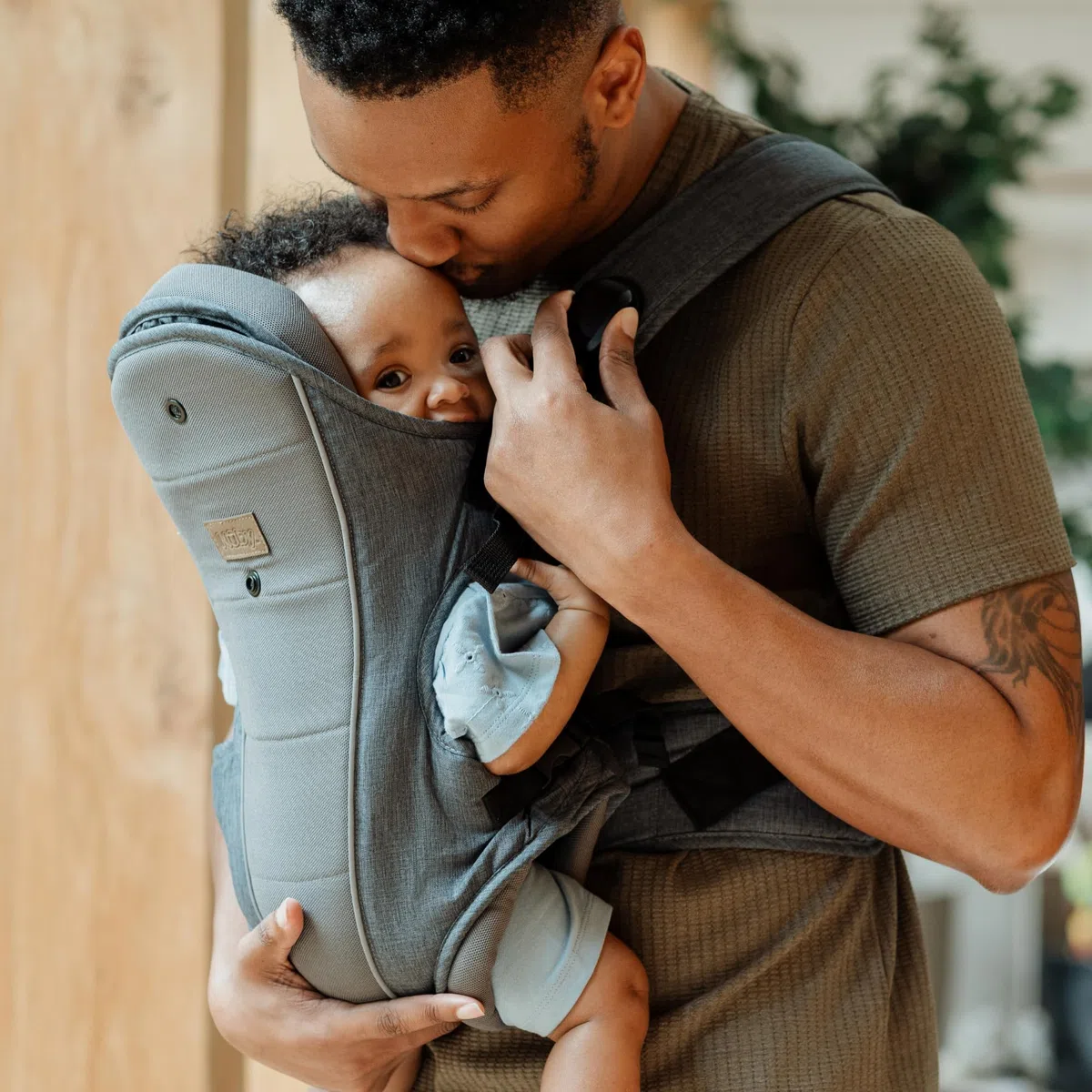 Nuby Babytrage für Neugeborene, ergonomisches Design, einfach verstellbar, leicht, ab der Geburt geeignet (dunkelgrau)