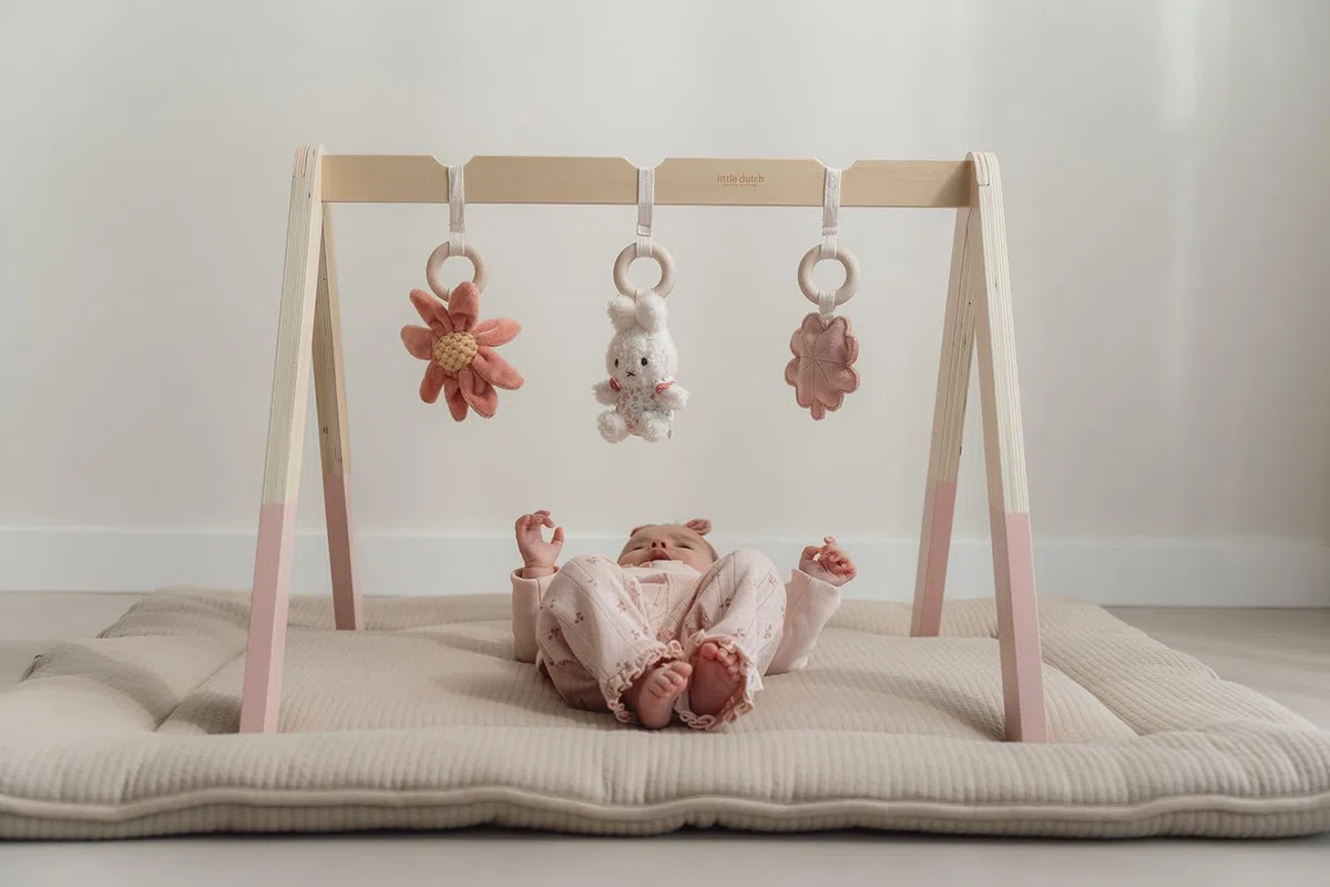 nijntje miffy x Little Dutch Baby Gym Spieltrapez Spielbogen Holz inkl. Anhänger Hase Miffy rosa - Lucky Blossom