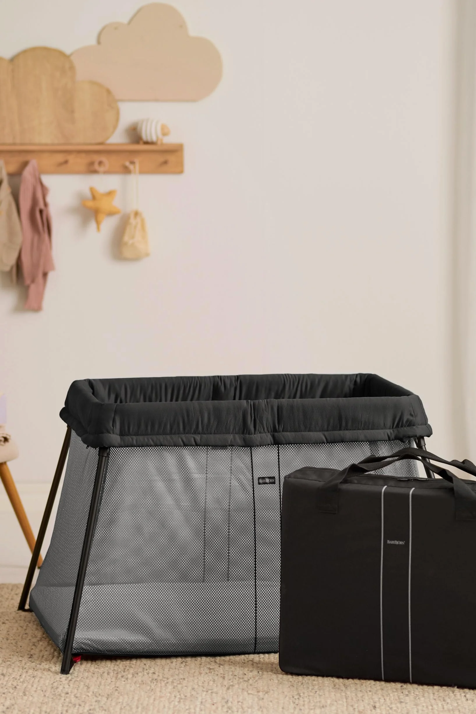 BabyBjörn Reisebett Light mit Spannbetttuch, Schwarz