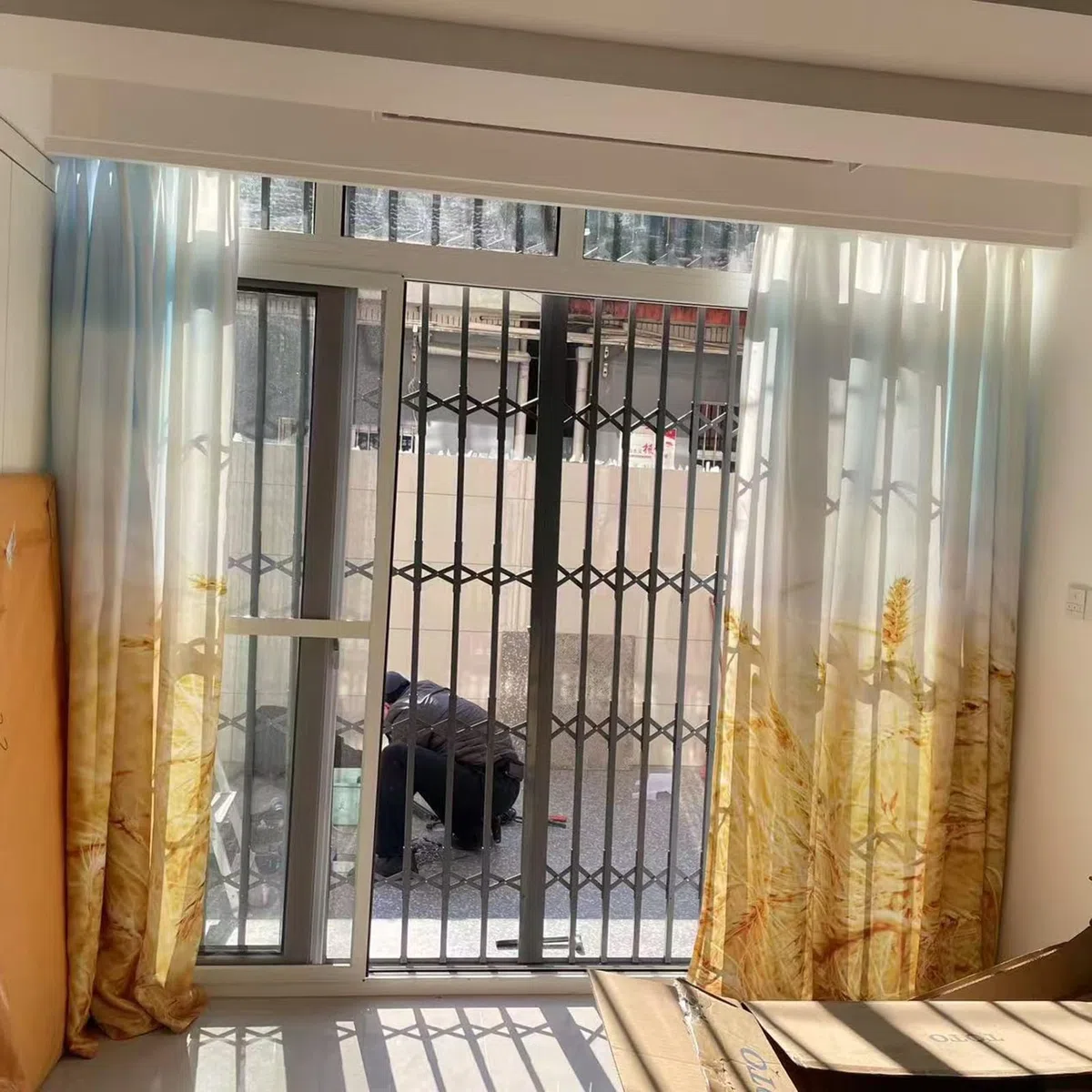 Kindersicherheits-Fensterschutz – Faltbare Sicherheitsbarriere für Kinder, abschließbarer Türstopper für Zuhause, bruchsicheres Fensterschutzgitter (B 90 x H 70 cm)
