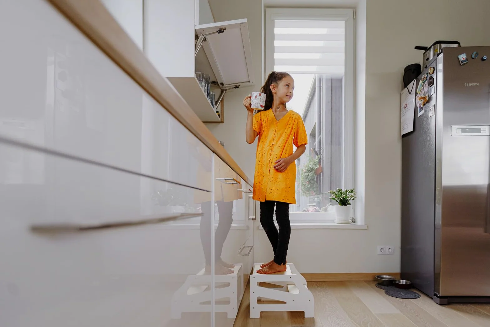 Weco Tritthocker mit 2 Stufen Streifendesign Holzhocker für Kinder Kindertreppchen Schemel Kindermöbel für Bad Küche Kinderzimmer ab 2 Jahre Toilettenhocker Hocker Holz Kinderzimmer Möbel (Weiß)