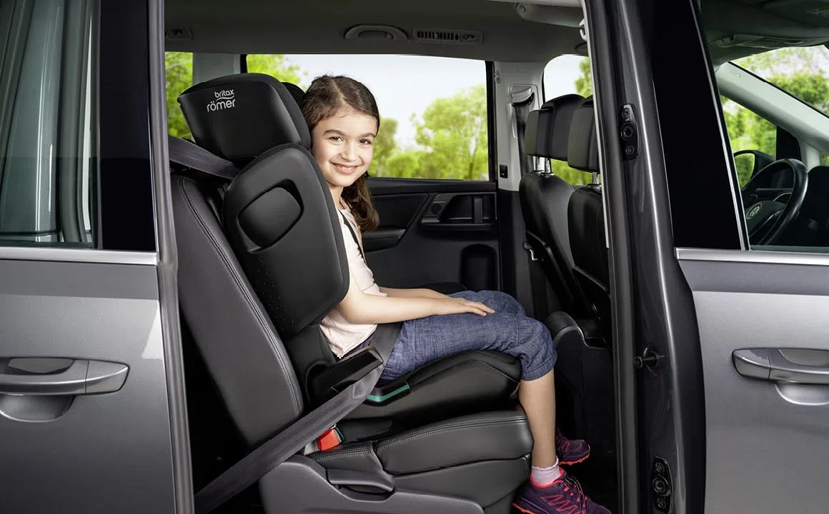 BRITAX RÖMER Kindersitz KIDFIX M i-Size, für Kinder von 100-150 cm (i-Size) mit und ohne ISOFIX, 3,5-12 Jahre, Space Black
