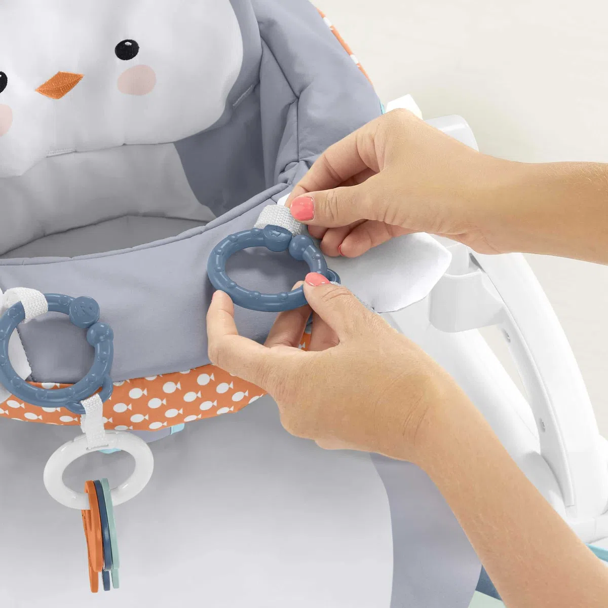 Fisher-Price HBF27 - Bodensitz mit Tablett - Pinguininsel, tragbarer Kleinkindersitz mit Tablett und Spielzeug mit Tiermotiven, für Babys und Kleinkinder