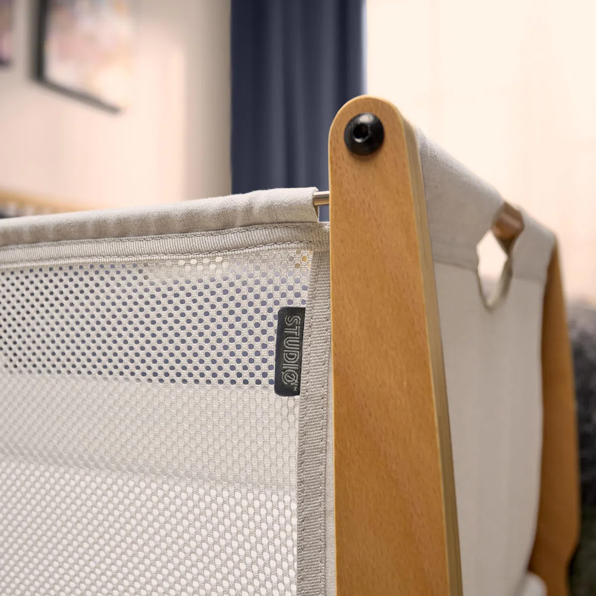 Snuz Pod Studio Next to Me Krippe – tragbares, leichtes Babybett mit Reißverschluss an der Wand, 3D atmungsaktive Matratze und 6 Höheneinstellungen – ideales Heim- und Reisebett mit Rollen, Stockholm