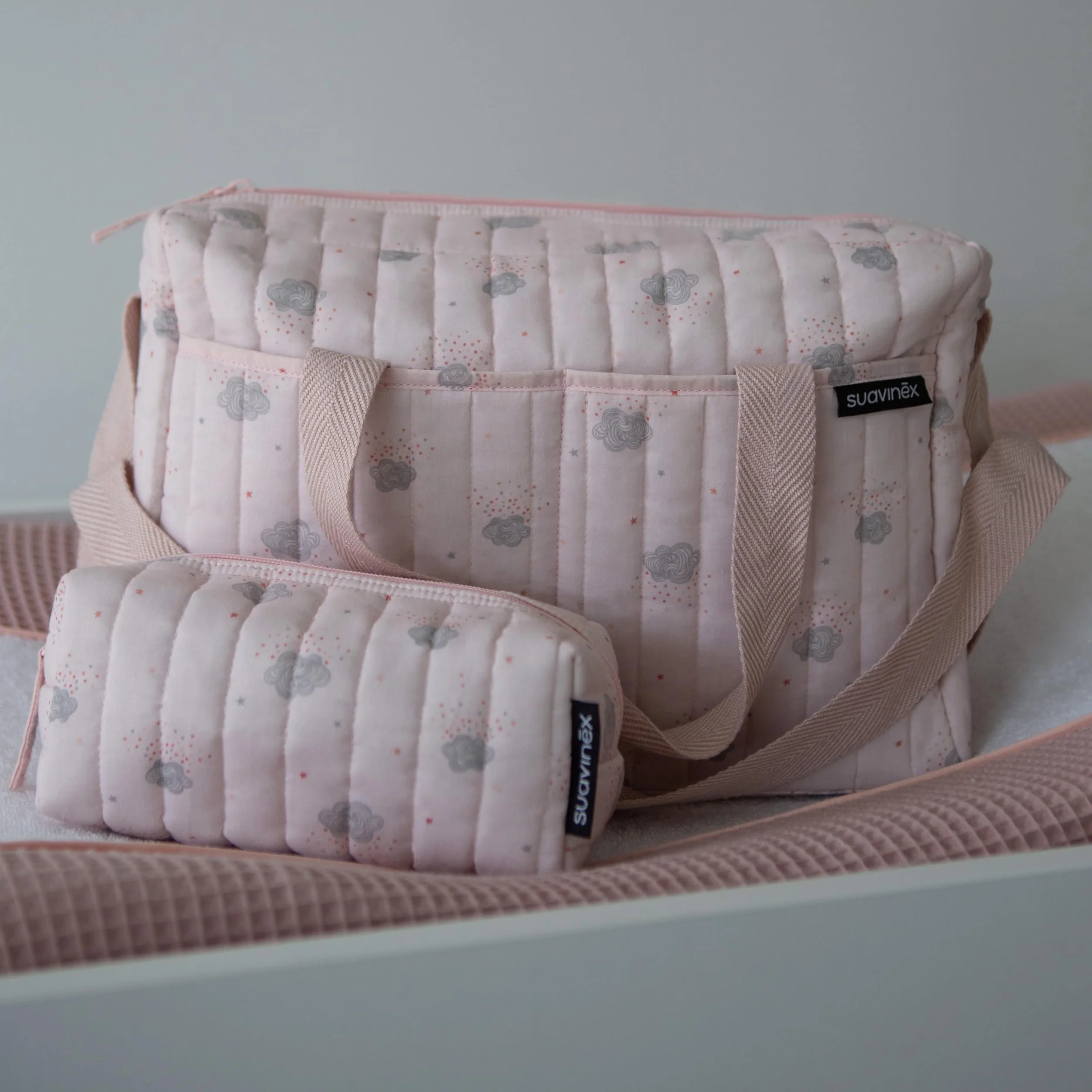 Suavinex, Baby-Wickeltasche mit Kosmetik: weiches Waschgel 300 ml + Feuchtigkeitsmilch 300 ml + Wickelcreme 75 ml + Tücher 60 Einheiten. Geschenk zur Geburt für Mädchen und Jungen, Korb für