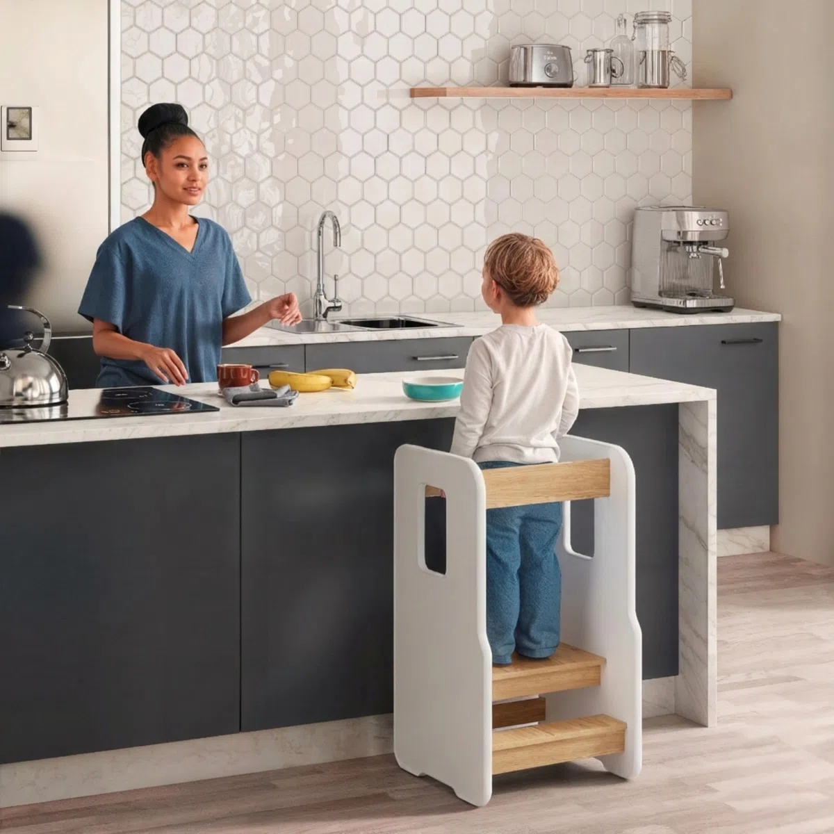 Lernturm ab 1 Jahr, Montessori Learning Tower, Weiß/Eiche | 3-stufig Höhenverstellbarer Lernturm für Kinder, Kinderstuhl Holz, Sicherer & Stabil Tritthocker Kinder, Tritthocker