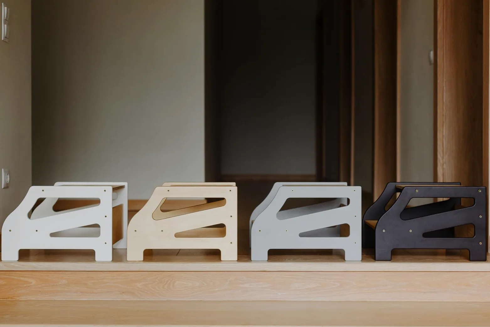 Weco Tritthocker mit 2 Stufen Streifendesign Holzhocker für Kinder Kindertreppchen Schemel Kindermöbel für Bad Küche Kinderzimmer ab 2 Jahre Toilettenhocker Hocker Holz Kinderzimmer Möbel (Weiß)
