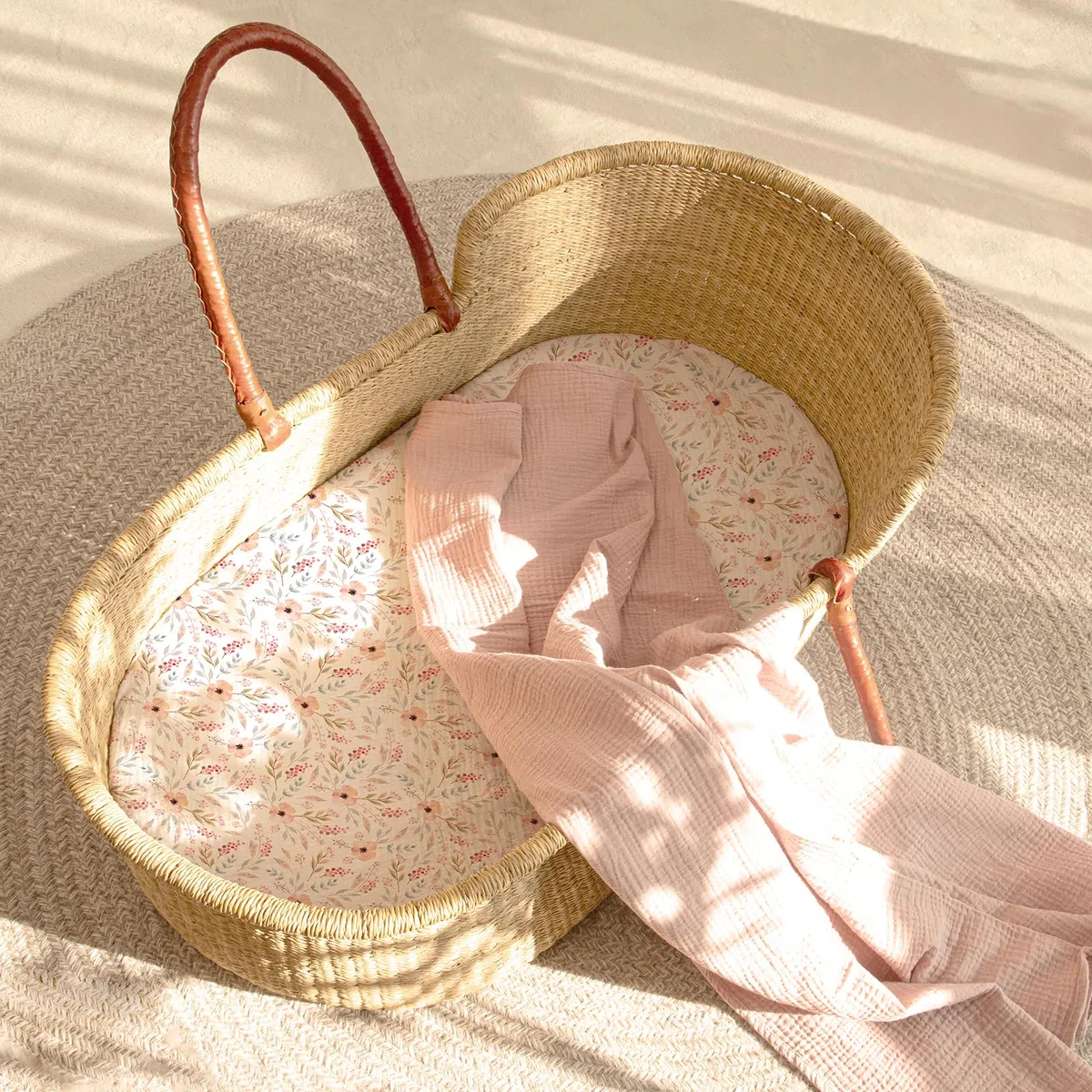 lulumoon Musselin-Bettlaken für Babys: Baumwoll-Bettlaken für Jungen und Mädchen, Stubenwagen-Matratzen-Bettlaken für ovales Rechteck oder Sanduhr (Skinpink & Pinkflower)