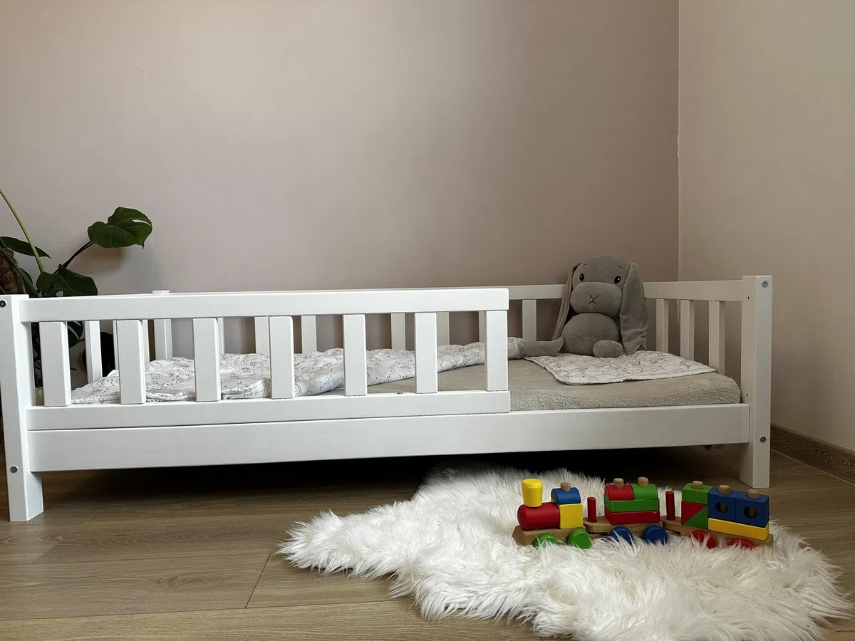 Alije Kinderbett Bett mit Rausfallschutz 90x140 Weiß Leo Lattenrost Bettgestell aus Kiefer Holz für Haus Kinder Jungen & Mädchen - Holzbett Baby Kinderzimmer Junge Deko