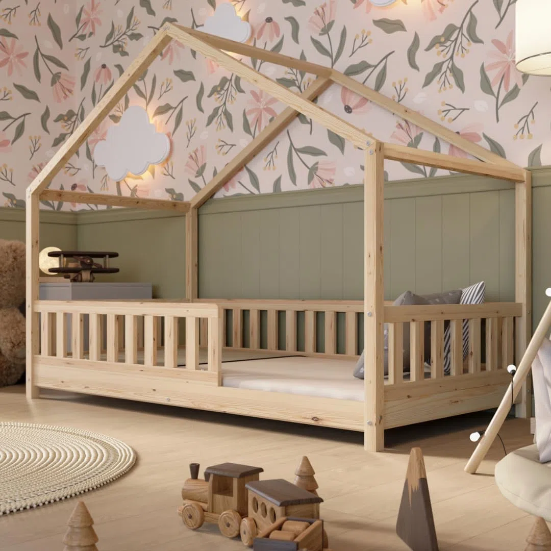 Hausbett 120x200 cm – Kinderbett aus Naturholz mit Rausfallschutz – Montessori Bodenbett mit Höhenverstellbaren Beinen und Abnehmbarer Barriere - Crazy House
