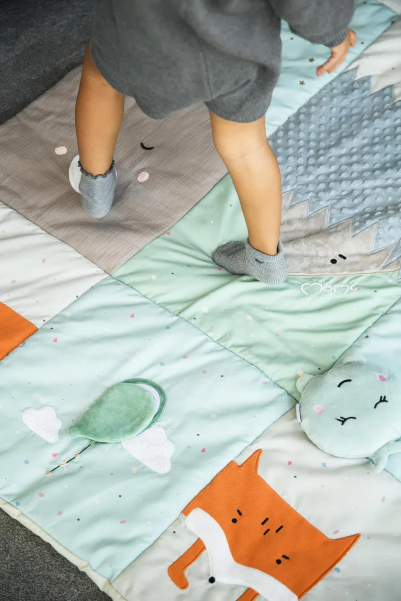 Momi Sensorische Patchwork-Matte VOLPI für Babys und Kleinkinder 120 x 160 cm, Spielmatte und Krabbeldecke für Mädchen und Jungen, faltbar zu einer Tasche mit Tragegriffen