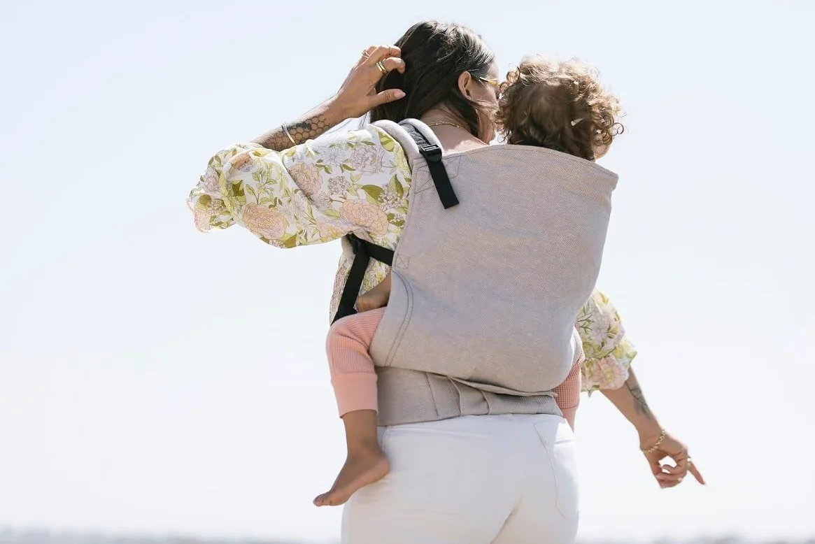 Tula Toddler Linen Babytrage für Kleinkinder, Ergonomische Kindertrage Bauchtrage Rückentrage, Sand