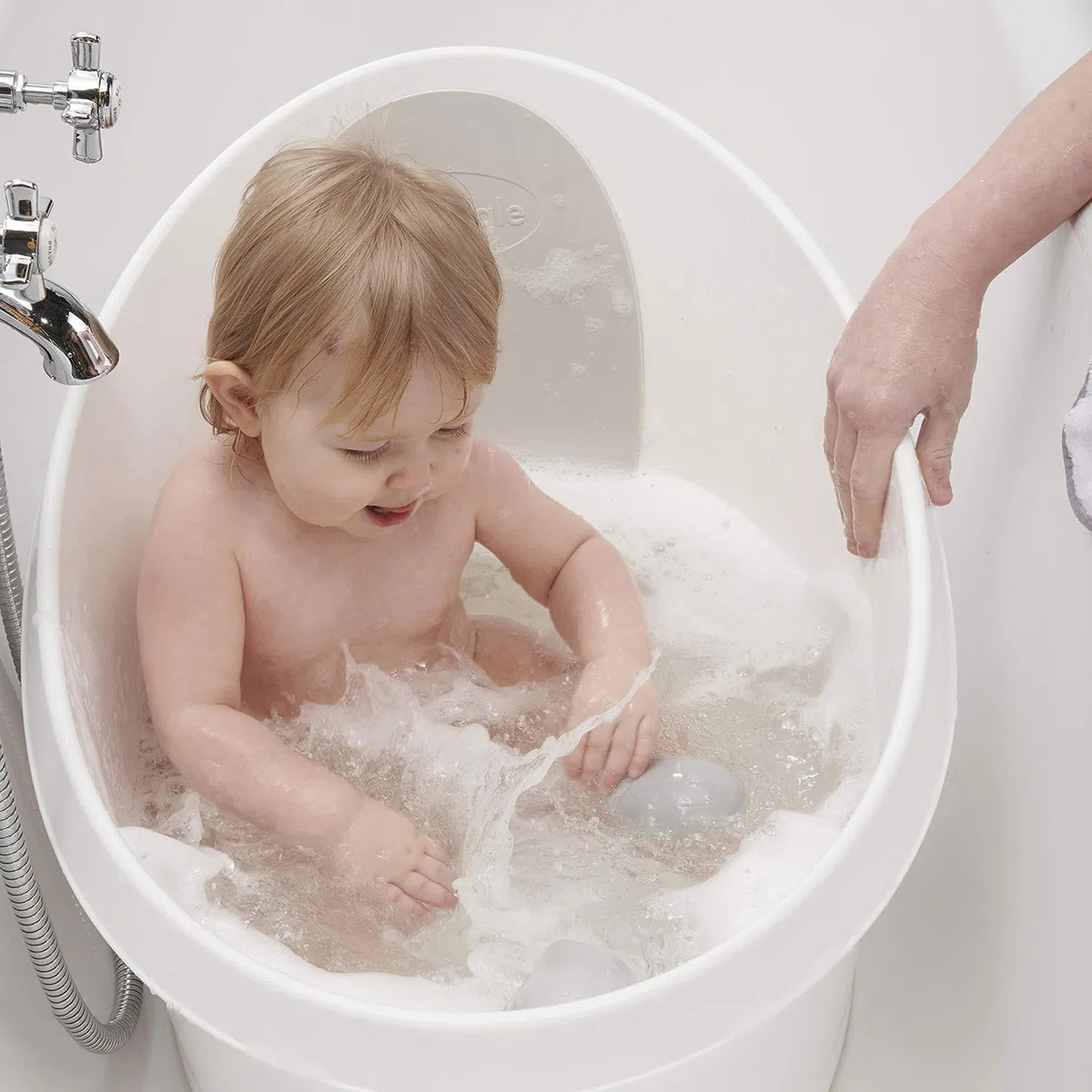 Shnuggle Kleinkindbadewanne - Weiß mit hellgrauer Rückenlehne