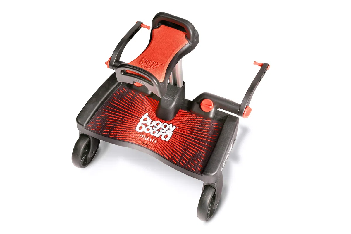 Lascal BuggyBoard Maxi+, Kinderbuggy Trittbrett mit großer Stehfläche und Saddle, Kinderwagen Zubehör für Kinder von 2-6 Jahren (22 kg), kompatibel mit fast jedem Buggy und Kinderwagen, rot