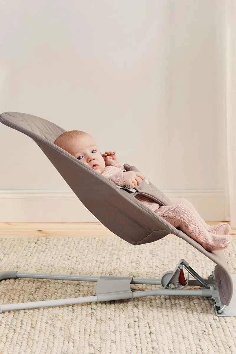 BabyBjörn Babywippe Bliss, Gewebt, Blütenblatt-Steppung, Sandgrau