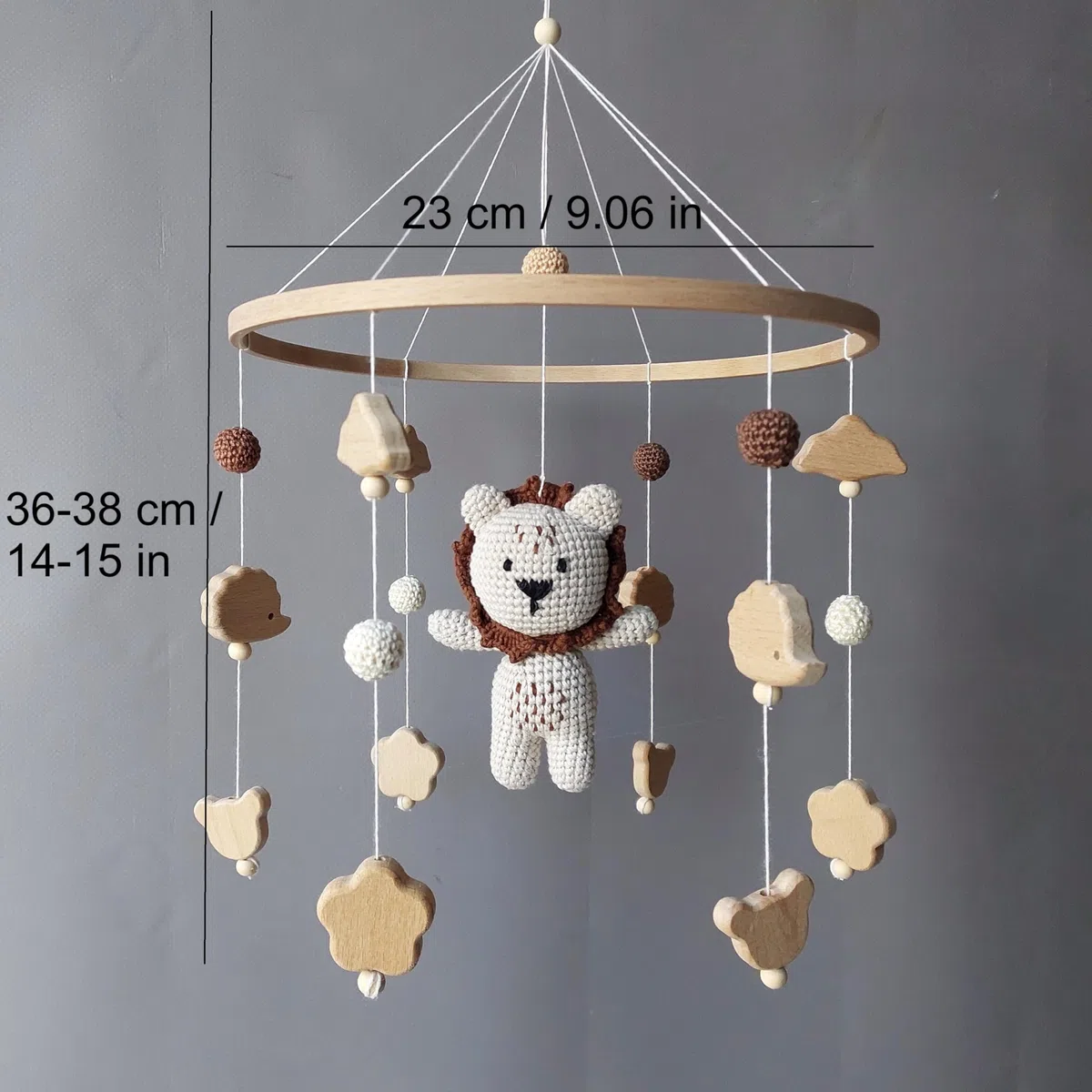 Handgemachtes Baby Mobile in Braun mit gehäkeltem Löwen – Kinderbett Mobile aus Holzperlen, Blättern & Baumwolle – Safari & Afrika Deko fürs Babyzimmer – Neugeborenen Geschenk