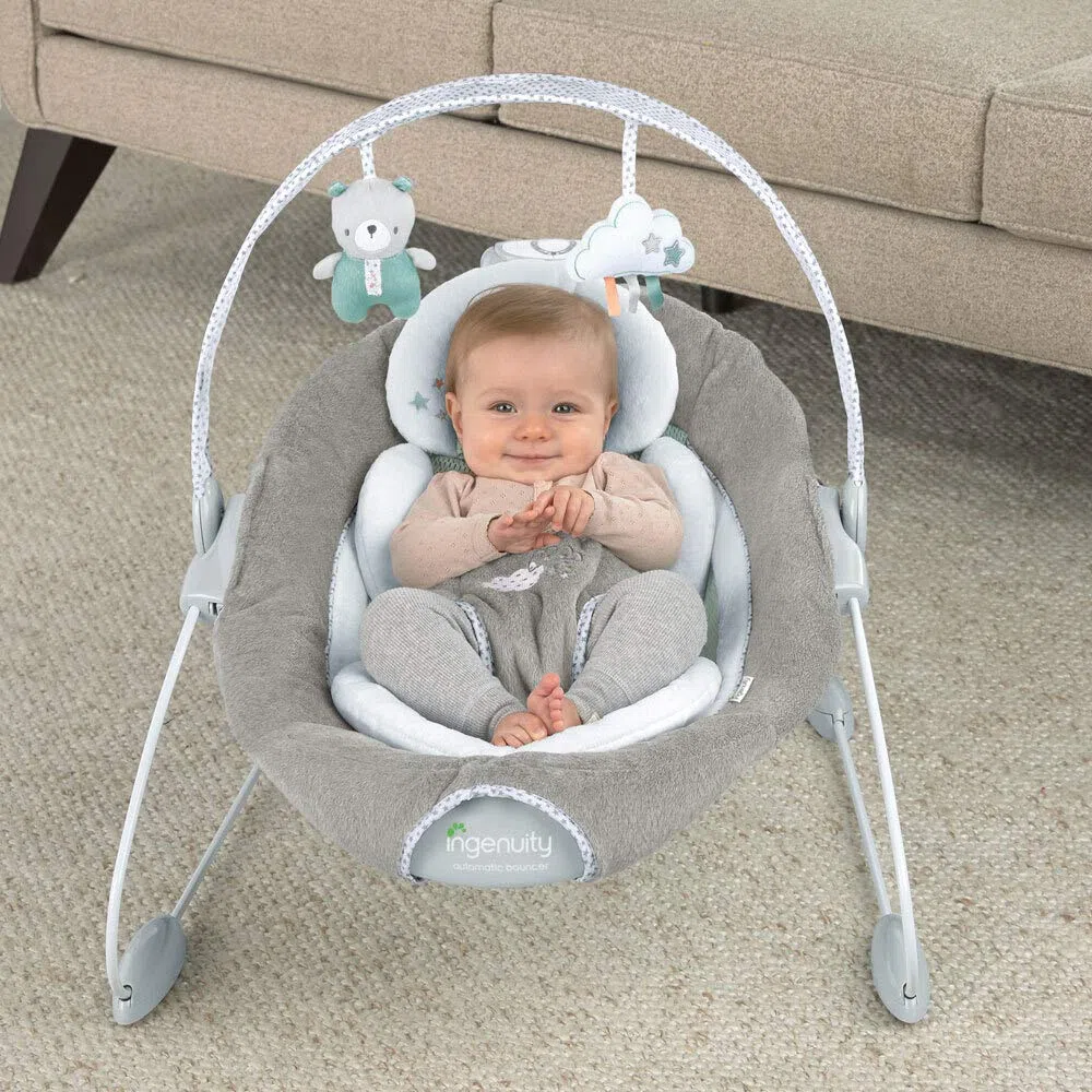 Ingenuity, Pemberton, automatische Babywippe Babyschaukel mit zwei Stufen, Sicherheitsgurt, luftdurchlässigem Material und 2 Plüschtieren