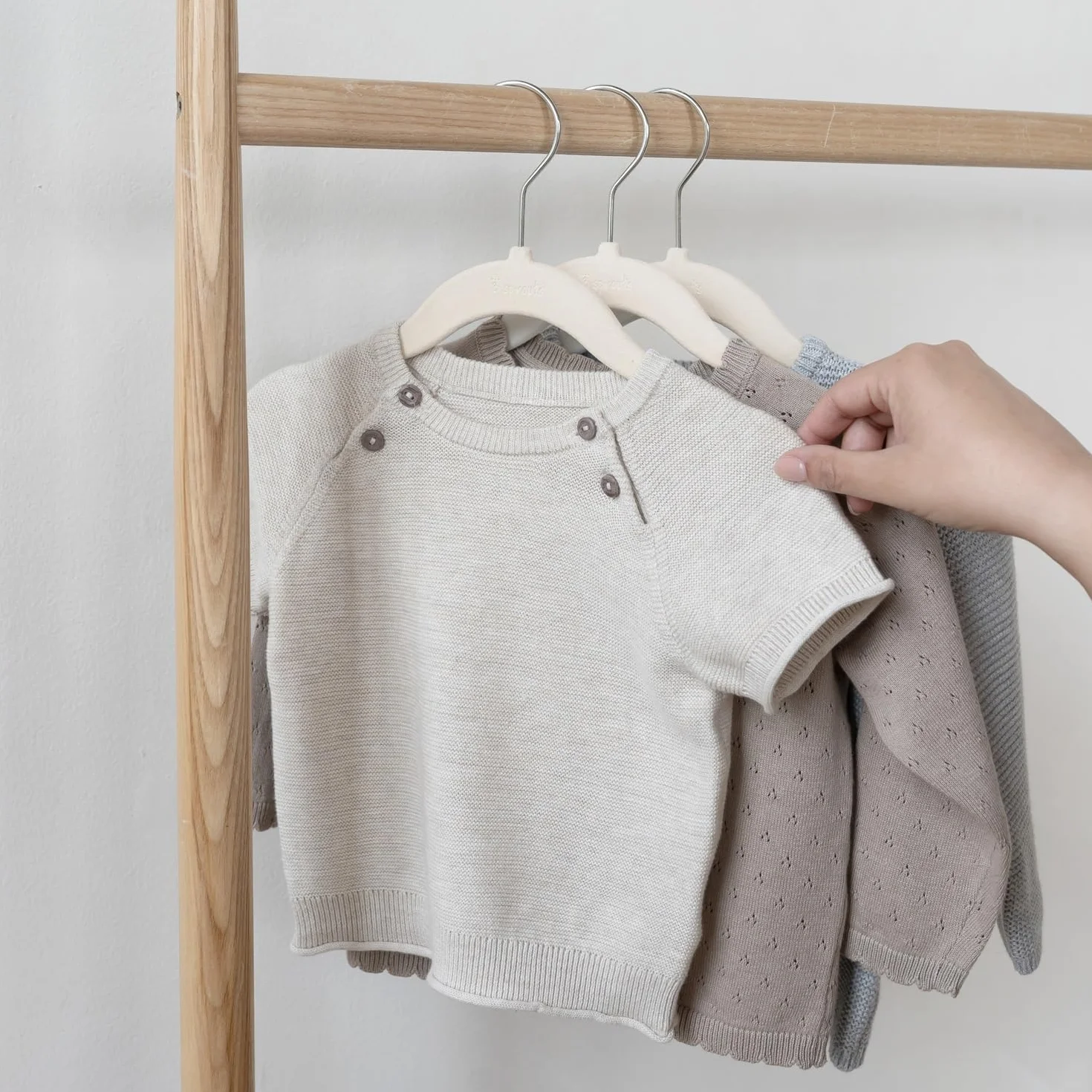 3 Sprouts Kinder Kleiderbügel aus Samt - rutschfest & Robust - Ideal für Baby- & Kleinkinderkleidung - Baby Kleiderbügel - Platzsparend & Leicht - Perfekt für Kinderzimmer - 30 Stück - Creme
