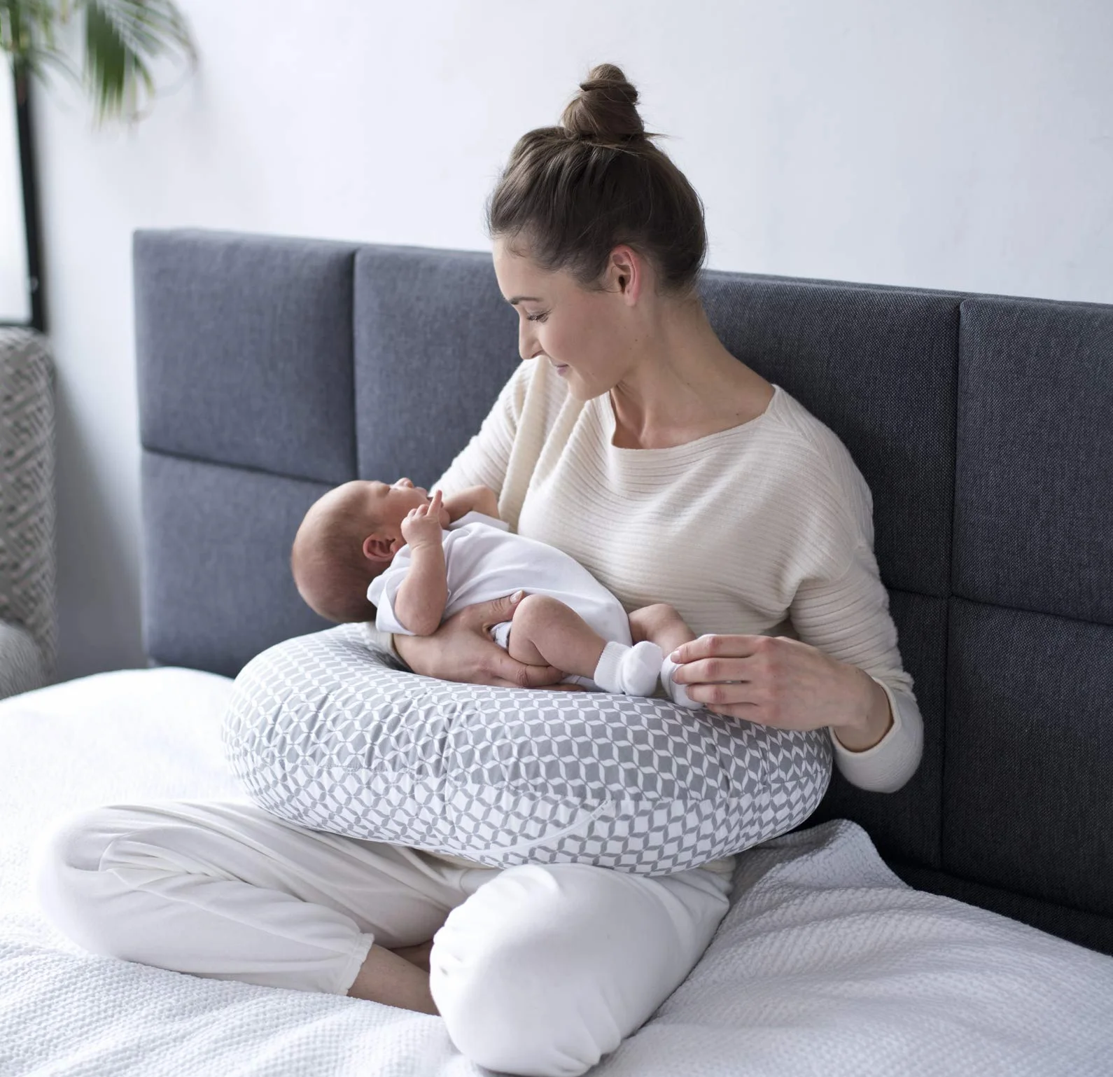 Motherhood Stillkissen ergonomisch, Öko-Tex Standard 100, grau Classic 2020