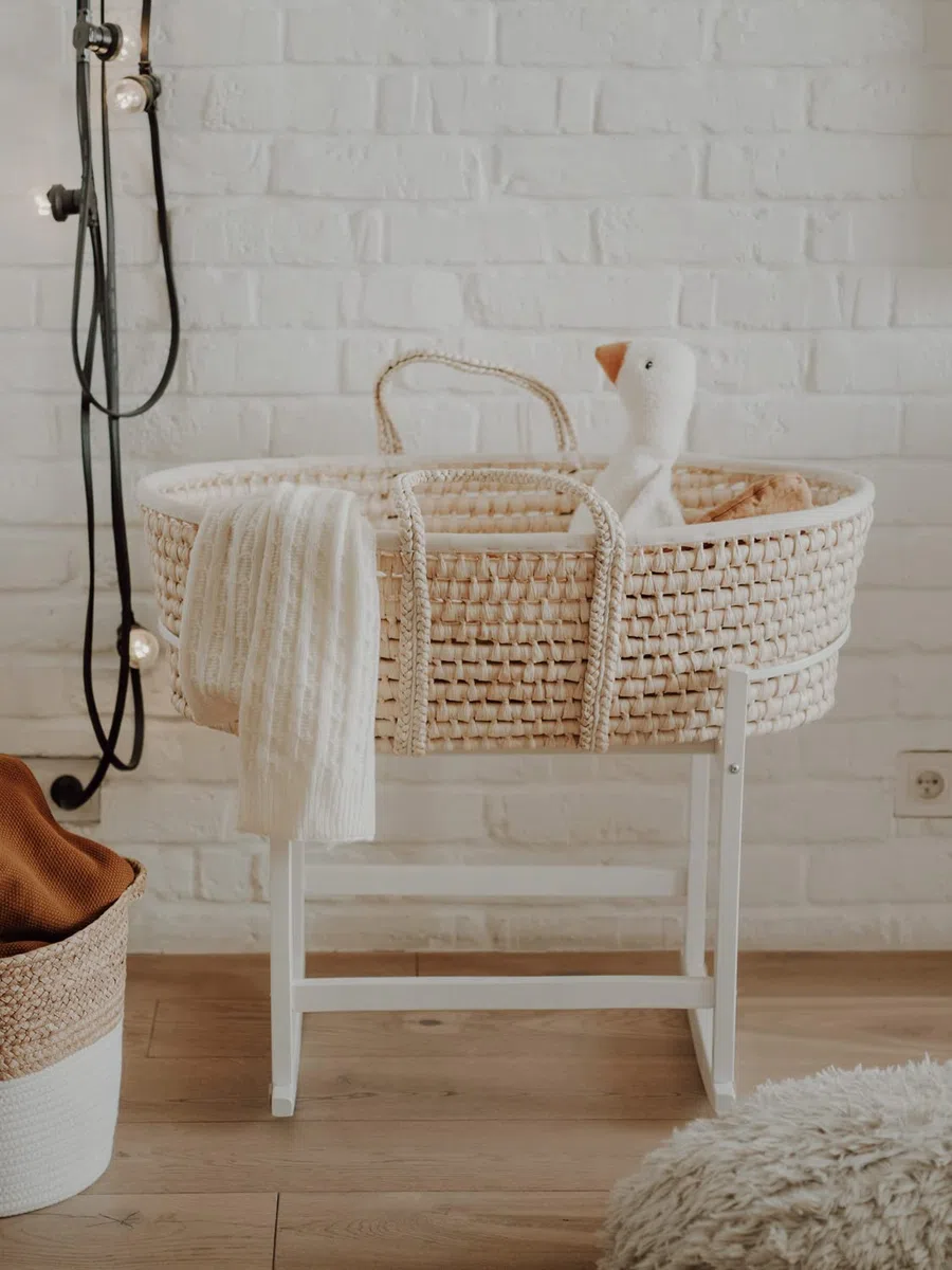 Baby Moseskorb mit Schaukelständer und dreilagiger Matratze - Baby Stubenwagen mit Holzständer - Moseskorb Bettwäsche - Handgemachter Baby-Schlafkorb - Babybett - Babyzimmer
