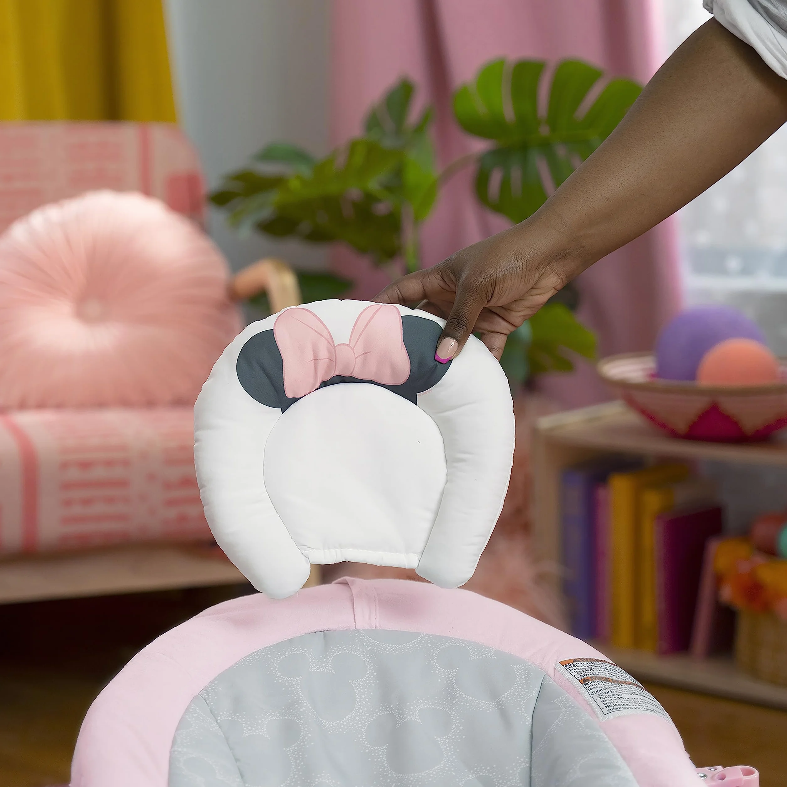Bright Starts, Minnie Maus Rosy Skies vibrierende Babywippe Babyschaukel mit Musik, Lautstärkeregler, 3 Spielzeugen, Sicherheitsgurt, rutschfesten Füßen und mehr, Minnie Mouse, 1 Stück