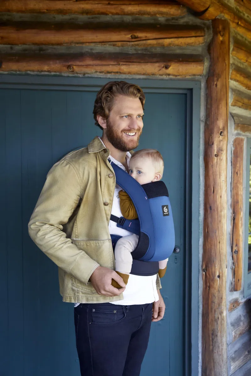 Ergobaby Away Babytrage, Reisetrage für Babys und Kleinkinder (5,4-15,9 kg), 2-Positionen Bauchtrage Rückentrage Baby Tragetasche, Midnight Blue