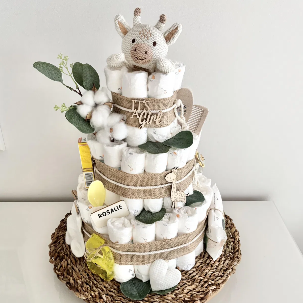 Windeltorte XXL mit Giraffe Socken Schnuller Löffel und mehr, für Jungen & Mädchen, Babytorte für Babyparty Babyshower Gender-Reveal, Namen personalisierbar, Baby Party Deko Dekoration Geburt