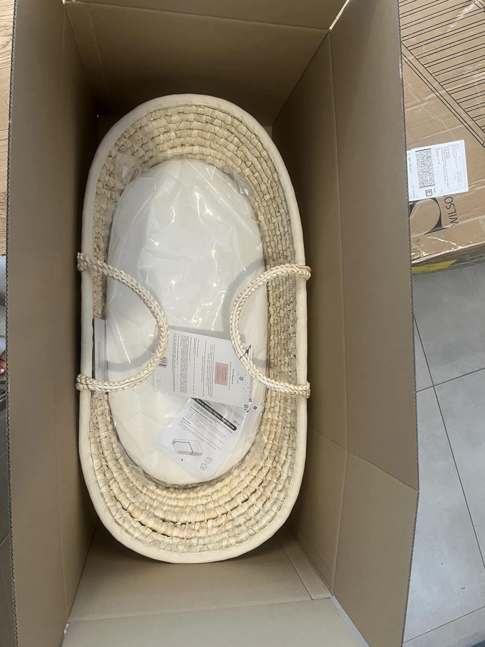Baby Moseskorb mit Schaukelständer und dreilagiger Matratze - Baby Stubenwagen mit Holzständer - Moseskorb Bettwäsche - Handgemachter Baby-Schlafkorb - Babybett - Babyzimmer