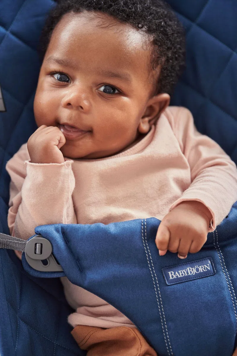 BabyBjörn Babywippe Bliss, Gewebt, Klassische Steppung, Mitternachtsblau