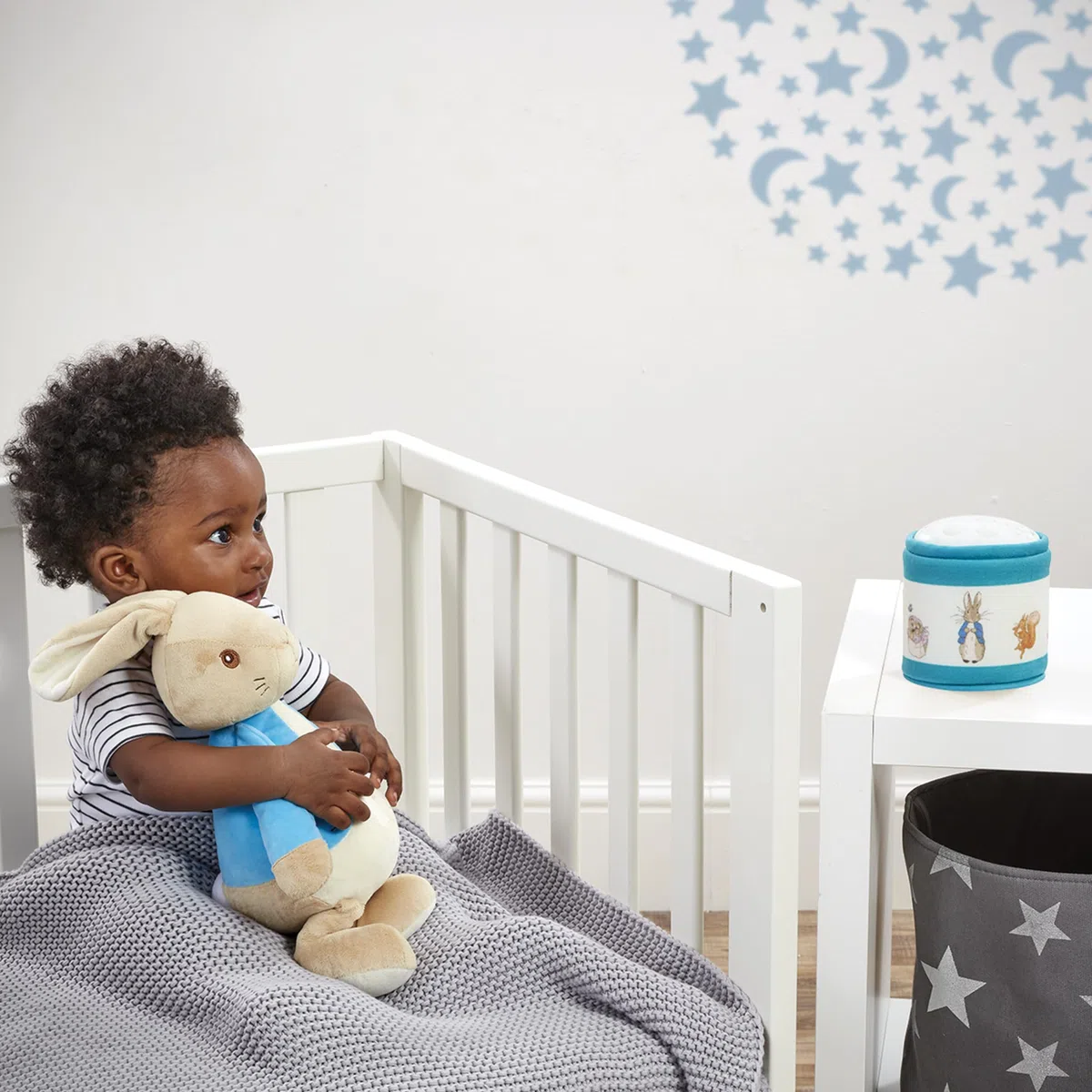 Rainbow Designs Bedtime Cuddles with Peter Rabbit – Klassisches Plüschtier mit Sternenhimmel, projizierender Nachtlicht-Laterne und Wiegenlied-Geräuschen