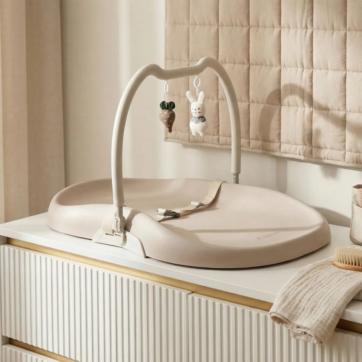 Beroring Wickelauflage Wickelunterlage abwaschbar mit erhöhten Seiten und verstellbarem Gurt rutschfester Unterseite für Wickeltisch Wickelkommode Wickelaufsatz für Babys Soft Linen
