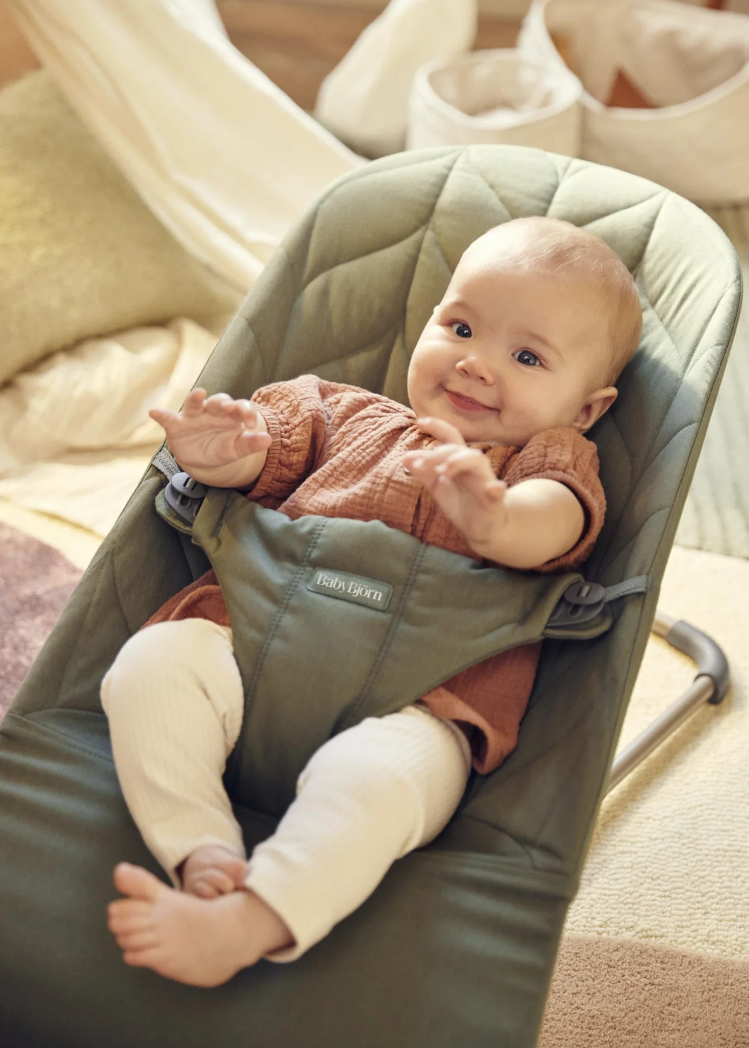 BabyBjörn Babywippe Bliss, Gewebe, Blütenblatt-Steppung, Dunkelgrün