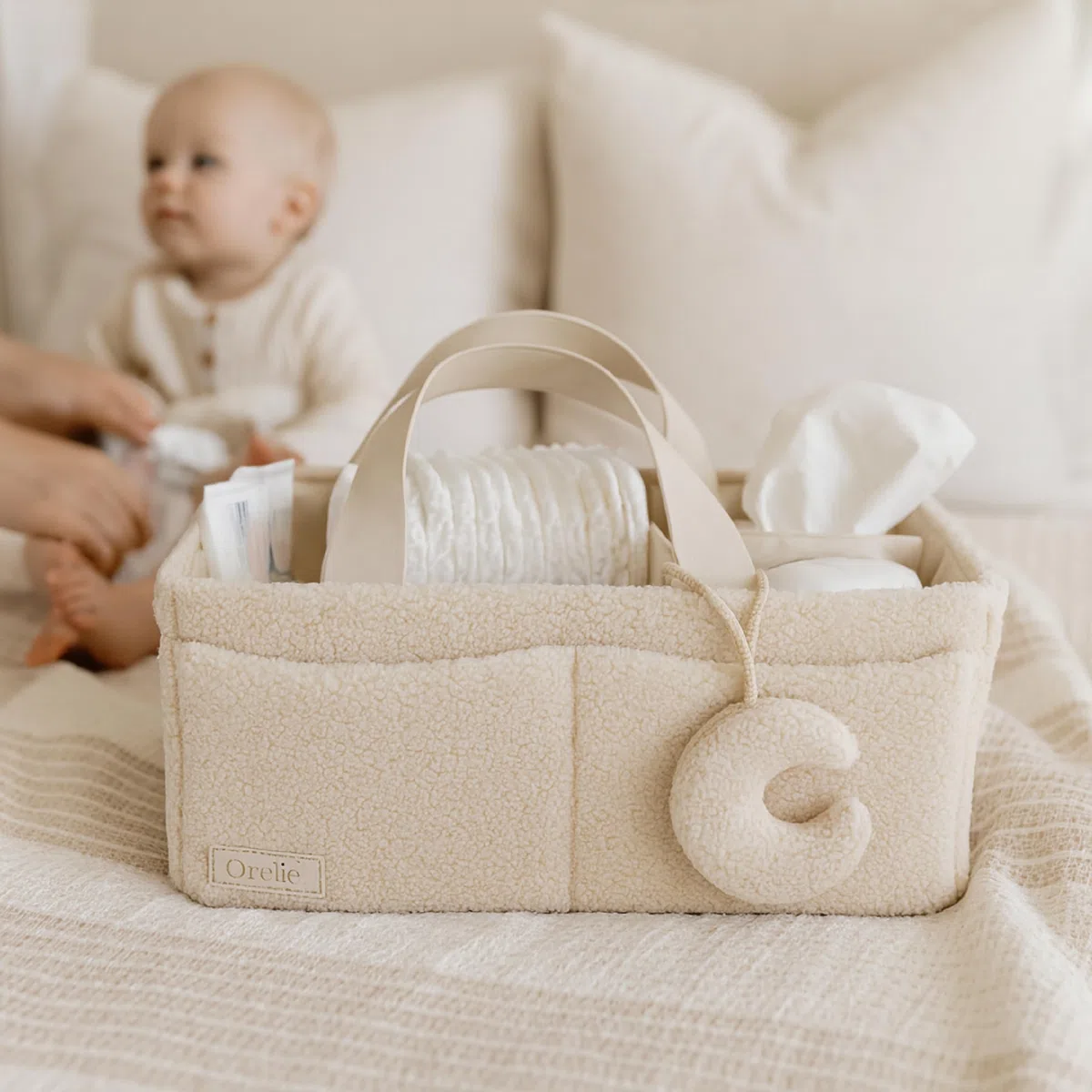 Orelle Bouclé Wickeltisch-Organizer mit passender Tasche und Mondanhänger, tragbarer Wickeltisch-Organizer, Must-Have für Babypartys, cremefarben