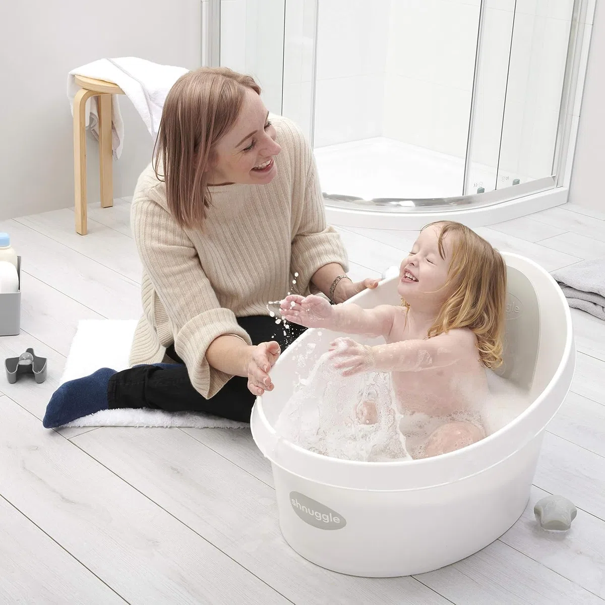 Shnuggle Kleinkindbadewanne - Weiß mit hellgrauer Rückenlehne