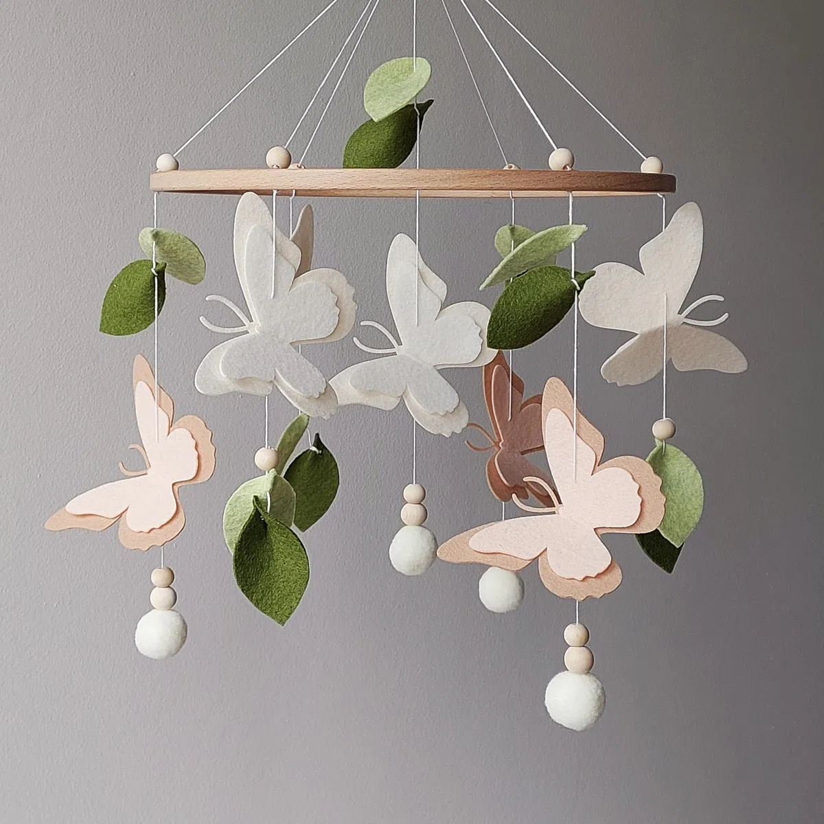 Baby Mobile mit Schmetterlingen – Handgemachtes Filz-Mobile in Neutralfarben mit Blättern & Pompons – Botanisches Mobile fürs Babybett – Wunderschönes Geschenk für neugeborenes Mädchen