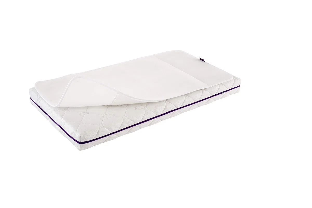 Träumeland T090323 AirDry Nässeschutzauflage - wasserdicht und hautsympathisch - mit extra Belüftung am Kopfteil, Größe 70 x 140 cm, weiß, 450 g