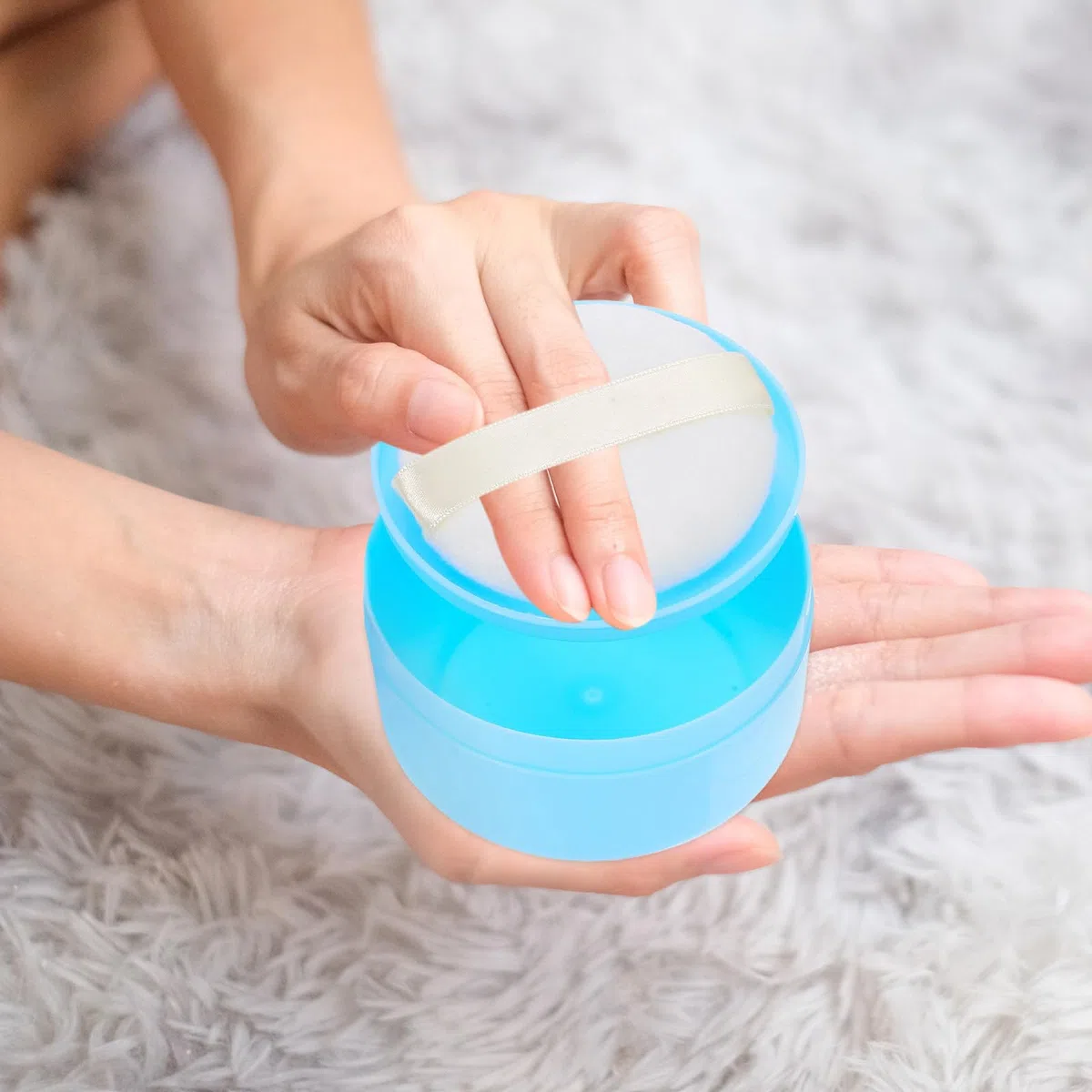 Tragbare Babypuderquaste mit Trennwand Kompakte Reisegröße Weiche Hautfreundliche Aufbewahrungsbox für Neugeborene Praktische Anwendung für Tägliche Babypflege Zuhause