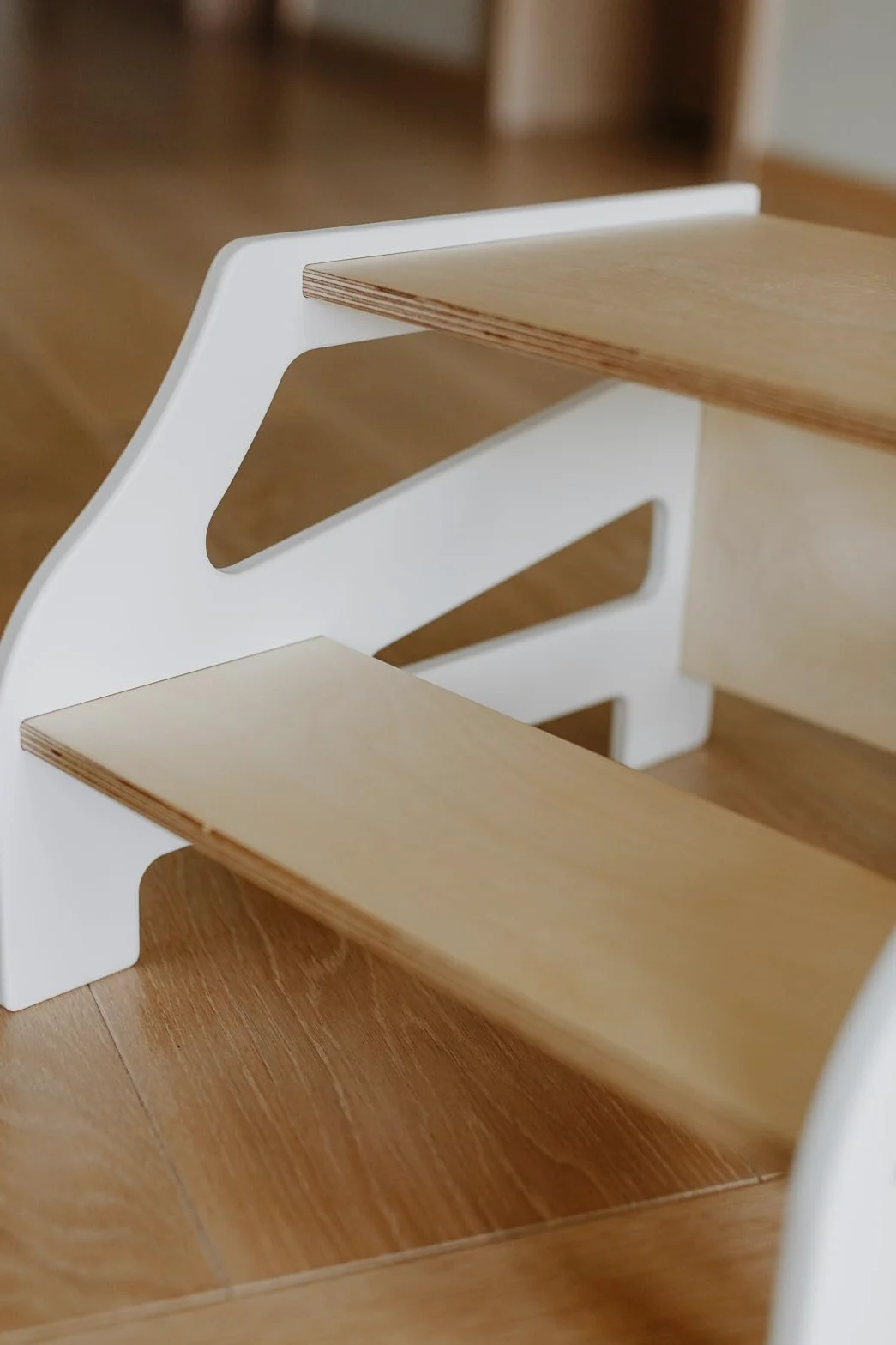 Weco Tritthocker mit 2 Stufen Streifendesign Holzhocker für Kinder Kindertreppchen Schemel Kindermöbel für Bad Küche Kinderzimmer ab 2 Jahre Toilettenhocker Hocker Holz Kinderzimmer Möbel (Weiß)