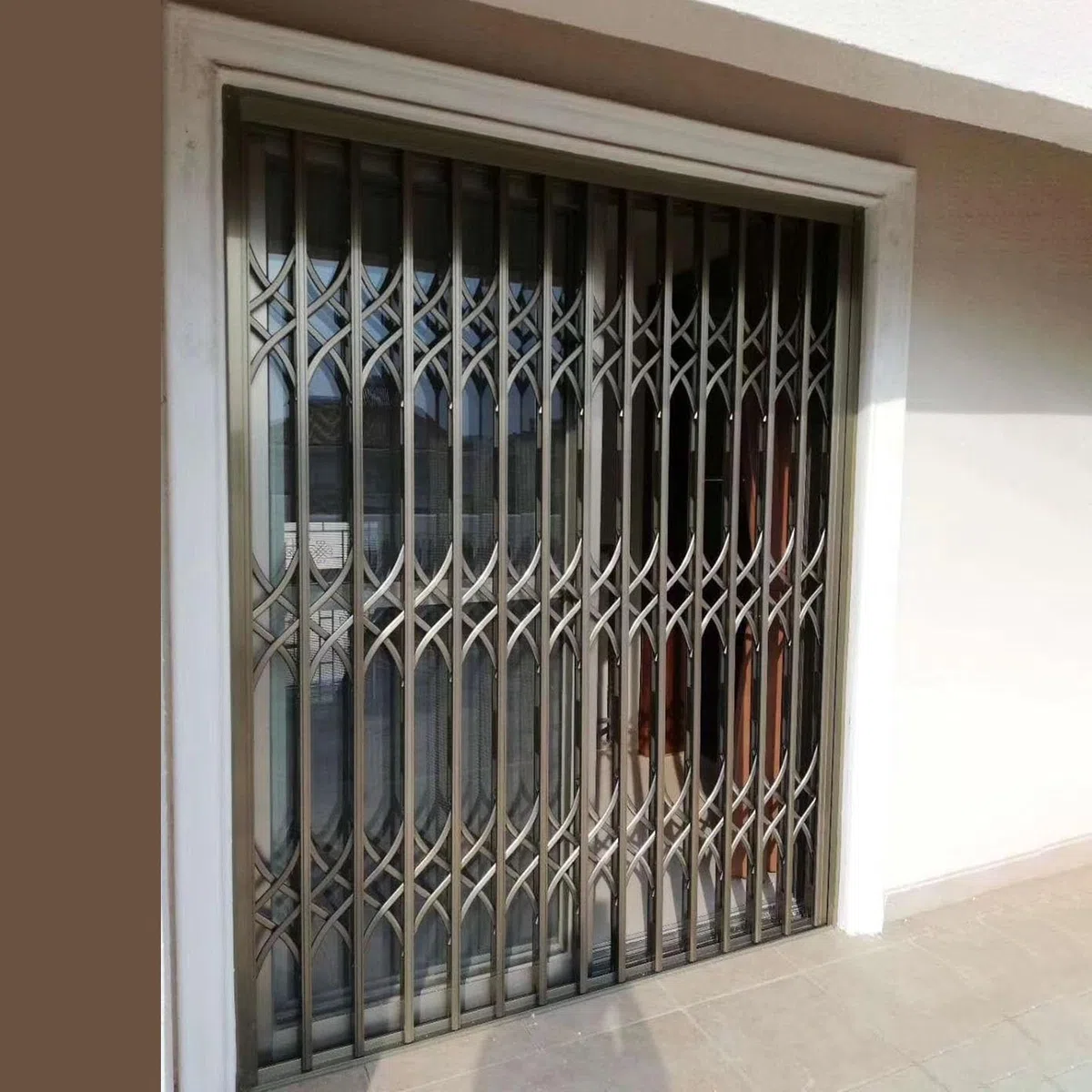 Fensterschutz für Schiebetüren, zusammenklappbar, Metall, sichere Schiene für Kinder und Haustiere, graue Fenstersicherung, ideal für Keller und Kindersicherung.