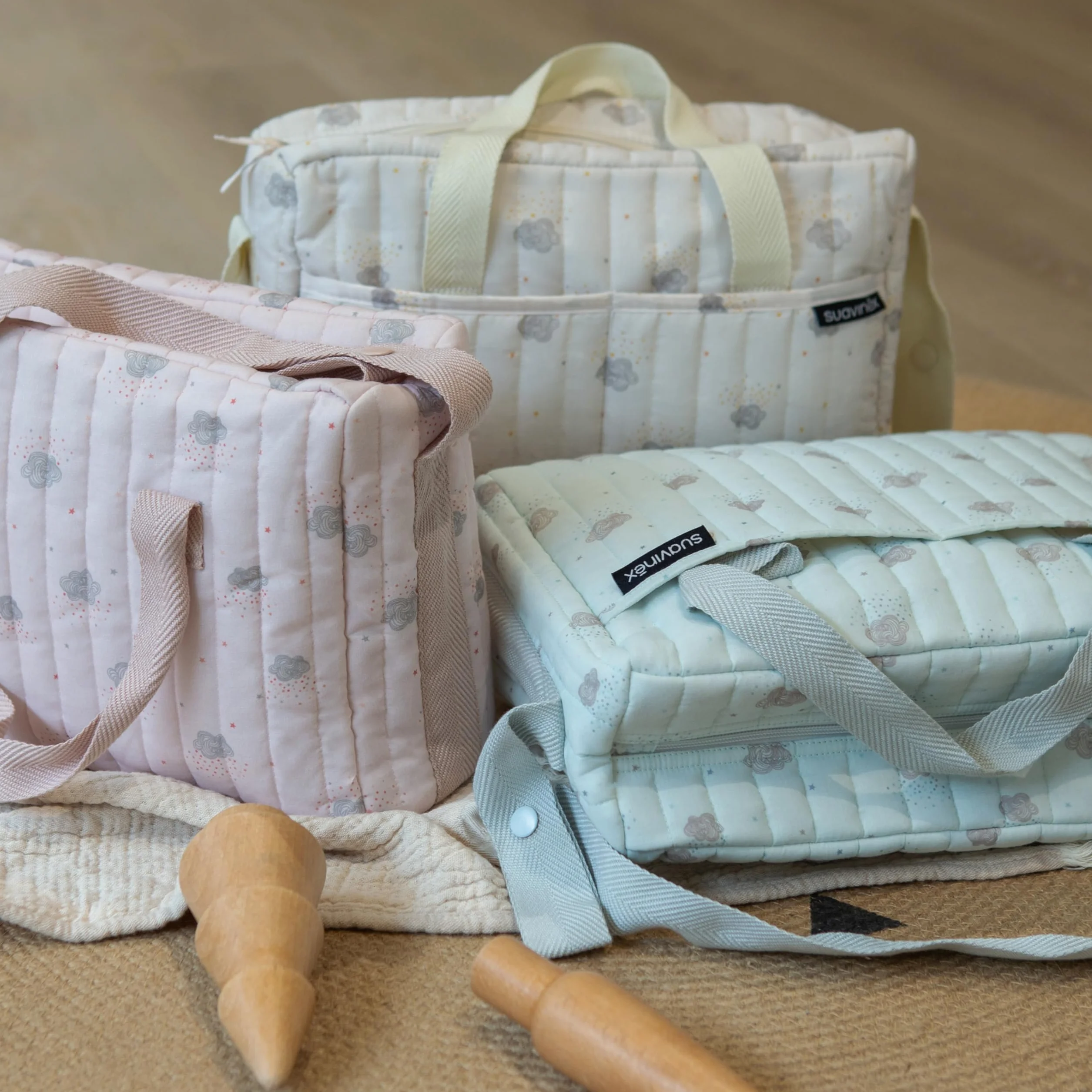 Suavinex, Baby-Wickeltasche mit Kosmetik: weiches Waschgel 300 ml + Feuchtigkeitsmilch 300 ml + Wickelcreme 75 ml + Tücher 60 Einheiten. Geschenk zur Geburt für Mädchen und Jungen, Korb für