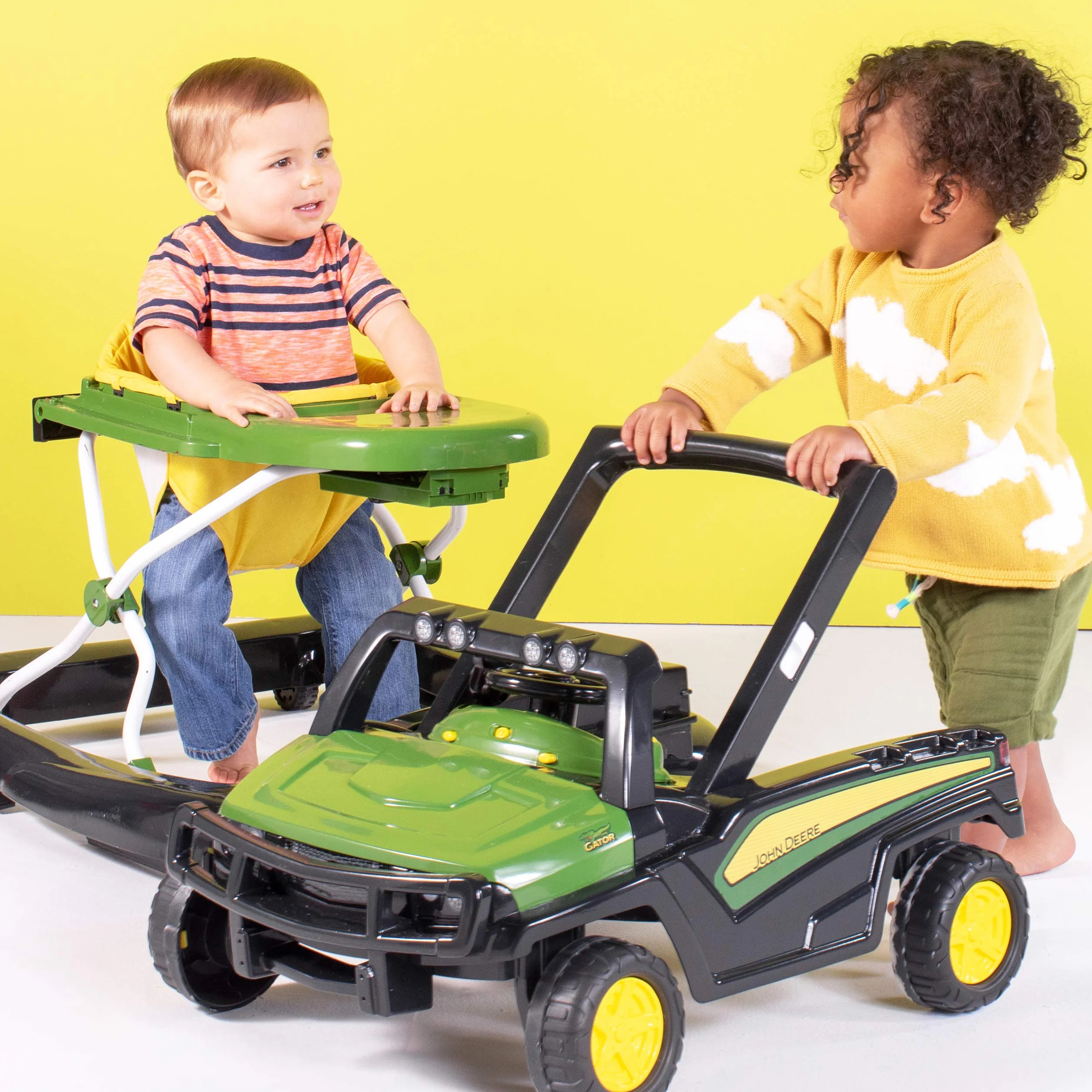 Bright Starts, John Deere Gator Ways to Play 4 in 1 Lauflernhilfe, höhenverstellbar, zusammenklappbar, für zwei Kinder gleichzeitig, mit Geräuschen und Lichtern