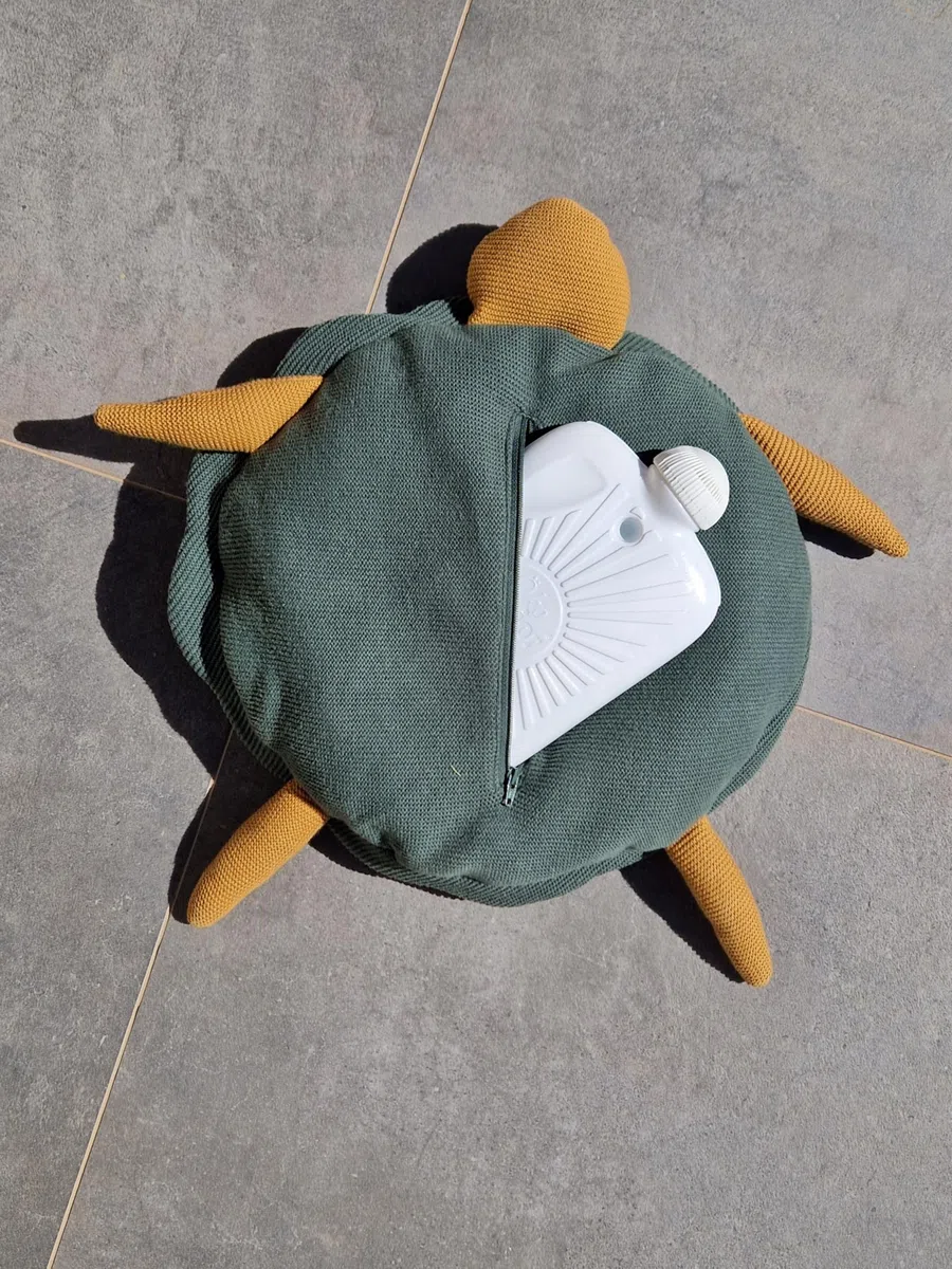 Hugo Frosch Öko-Wärmflasche Kinder 0,8l – Made in Germany – mit weichem Kuschelkissen in Schildkrötenform aus kbA-Baumwolle – formstabile & geruchsneutrale Bettflasche