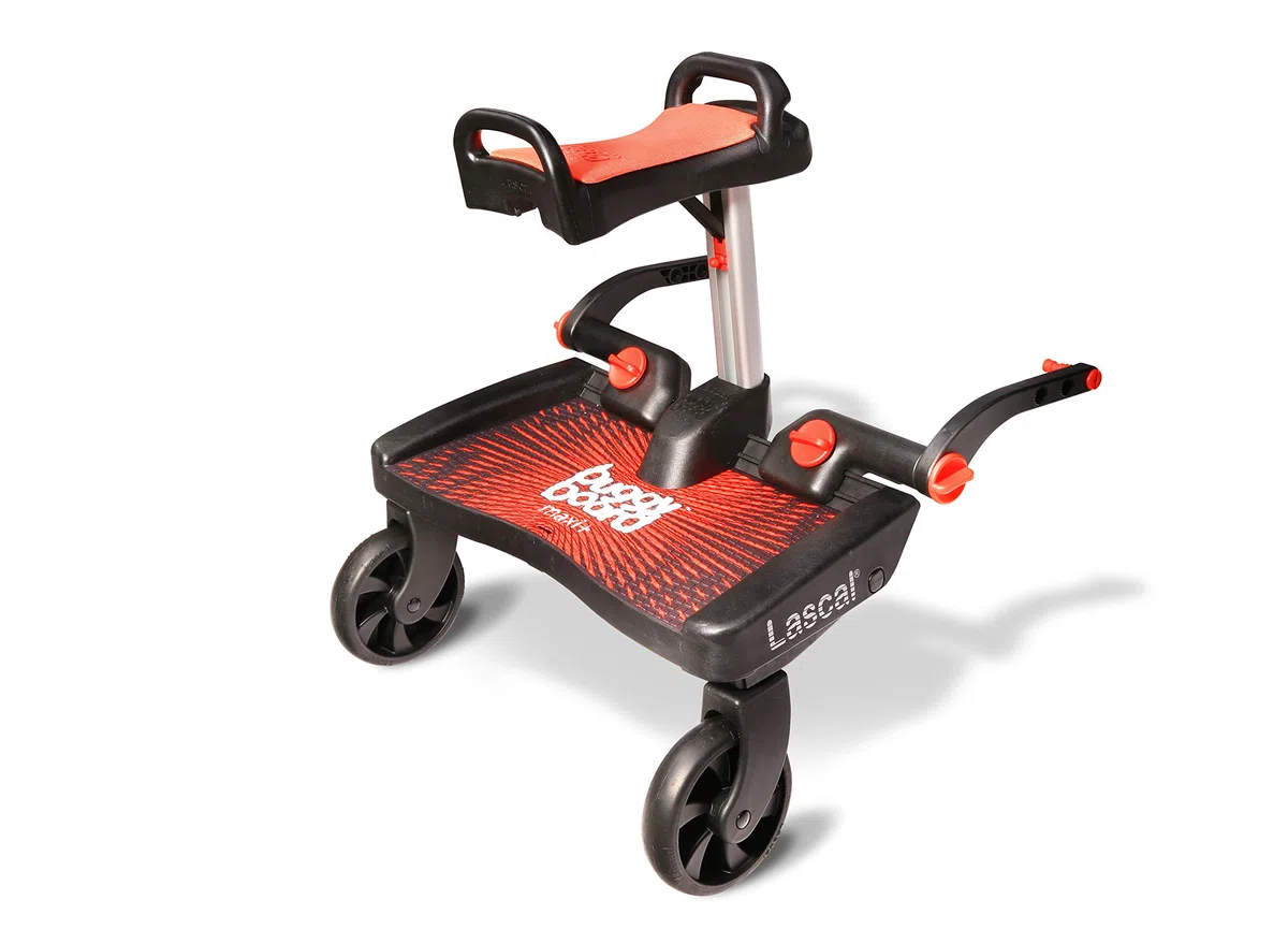 Lascal BuggyBoard Maxi+, Kinderbuggy Trittbrett mit großer Stehfläche und Saddle, Kinderwagen Zubehör für Kinder von 2-6 Jahren (22 kg), kompatibel mit fast jedem Buggy und Kinderwagen, rot