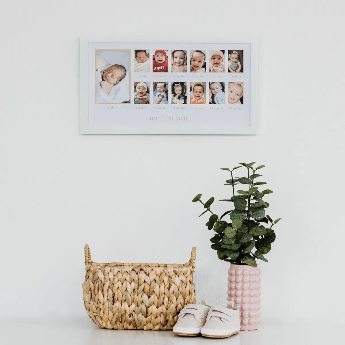 Pearhead Fotocollage für das erste Jahr und geschlechtsneutrales Andenken, ideal für Babyparty, Geschenk zur Geburt und als Kinderzimmer-Dekor, 13 Fotoeinsätze, beige matt