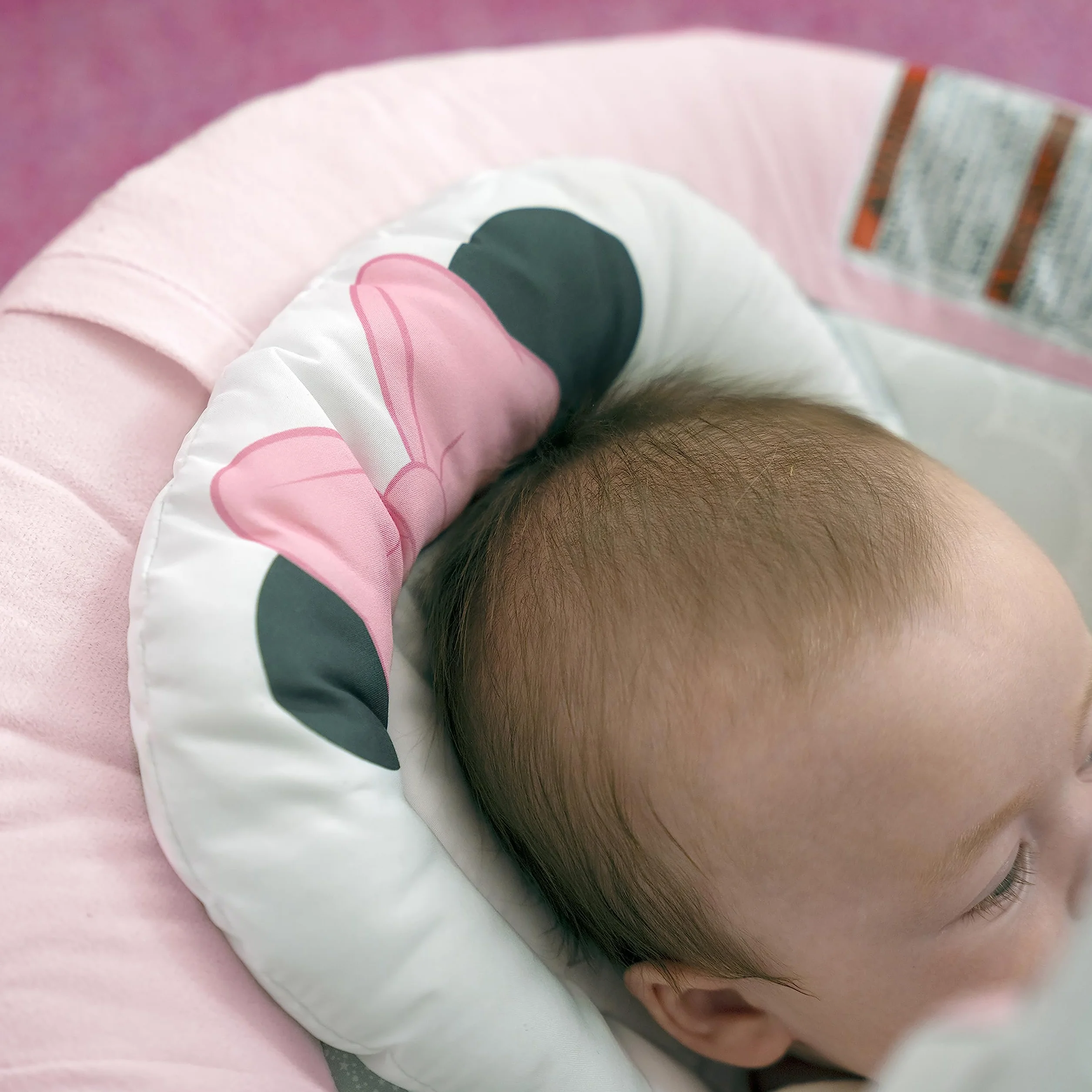 Bright Starts, Minnie Maus Rosy Skies vibrierende Babywippe Babyschaukel mit Musik, Lautstärkeregler, 3 Spielzeugen, Sicherheitsgurt, rutschfesten Füßen und mehr, Minnie Mouse, 1 Stück