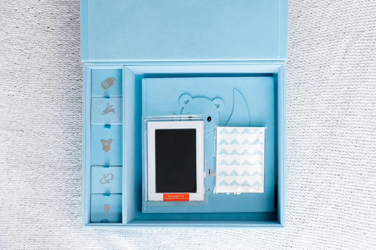 Baby Scrapbook und Fotoalbum mit Erinnerungsbox, Hand & Fußabdruck Kit, Baby erstes Jahr Journal, Fotoalbum für Neugeborene 0-12 Monate (Teddy Bear Boy, Blau)