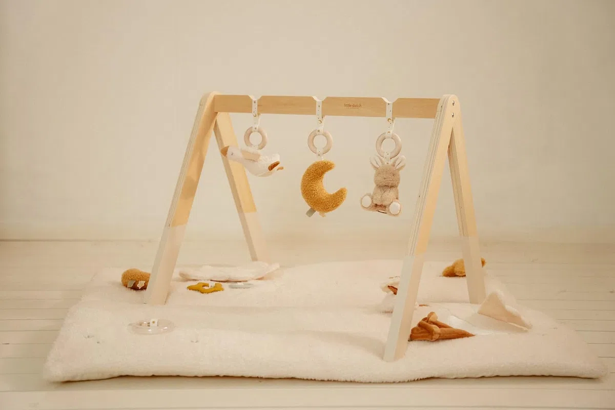 Little Dutch 8410 Holz Baby Gym Spieltrapez Spielbogen Holz inkl. Anhänger - Newborn Naturals