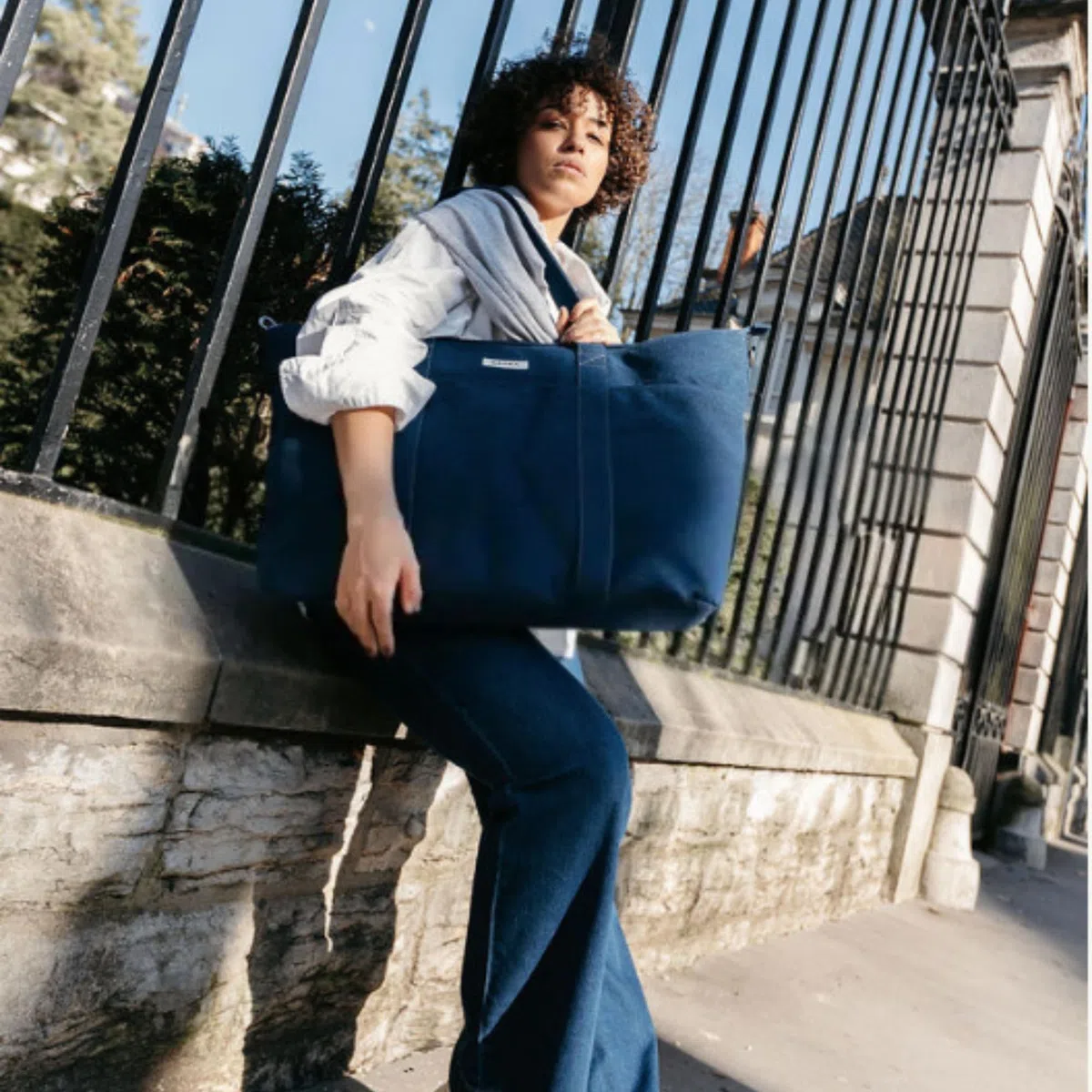 Béaba, Wickeltasche Madrid XXL 44L, großer Tote Bag, Eltern-Wickeltasche mit 11 Fächern, Isoliertasche, integrierte Kinderwagenbefestigung, Wickelunterlage, Denim